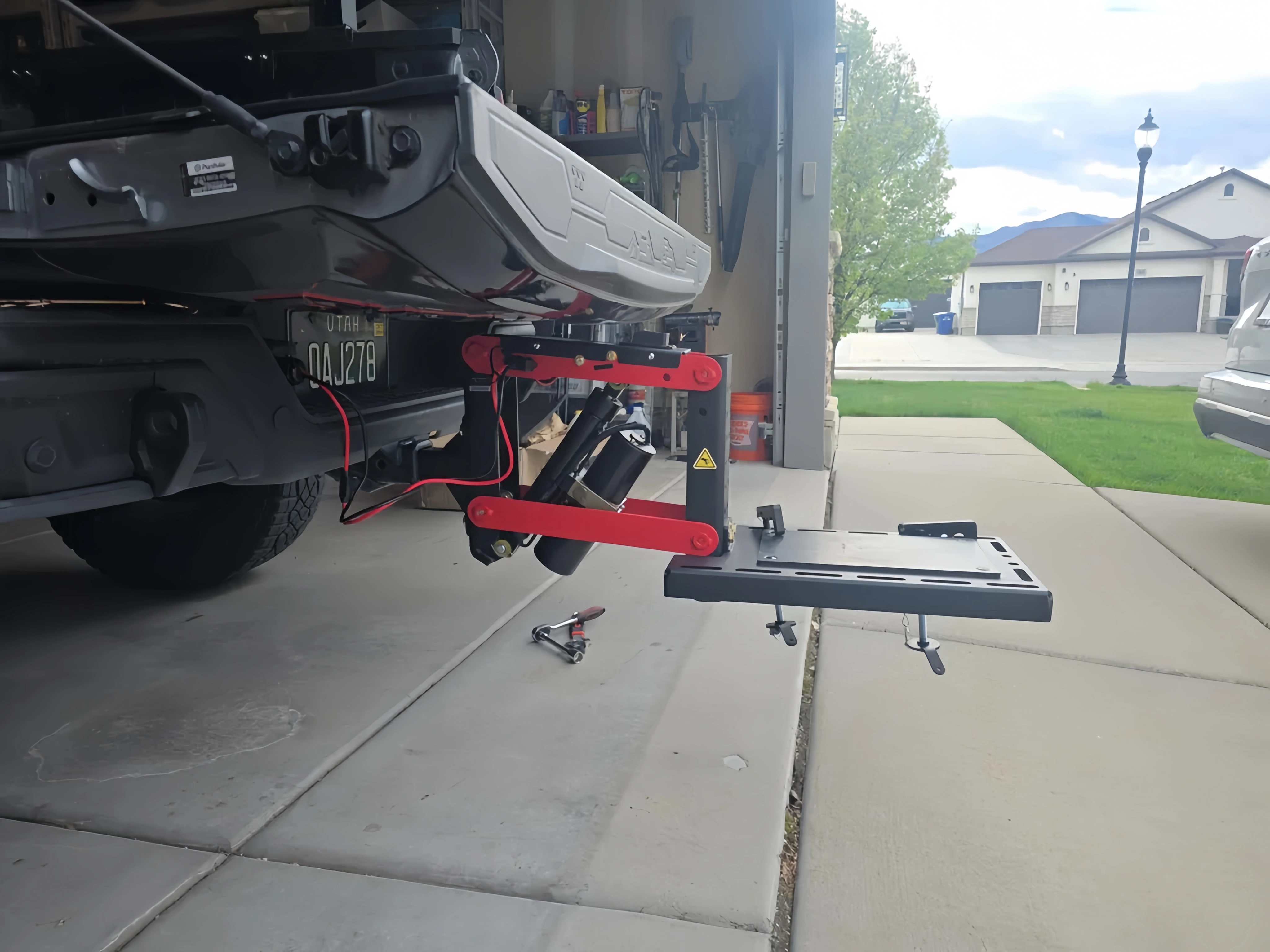 Electric Hitch-Mounted Bike Lift Carrier – Effortless Bicycle Loading Solution