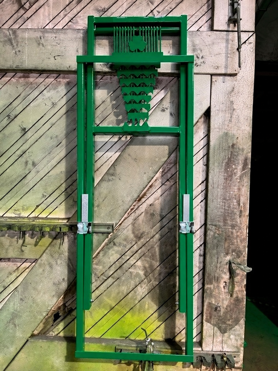 Heavy-Duty Self-Gripping Log Sawhorse – Fast, Secure & Built for One-Person Cutting