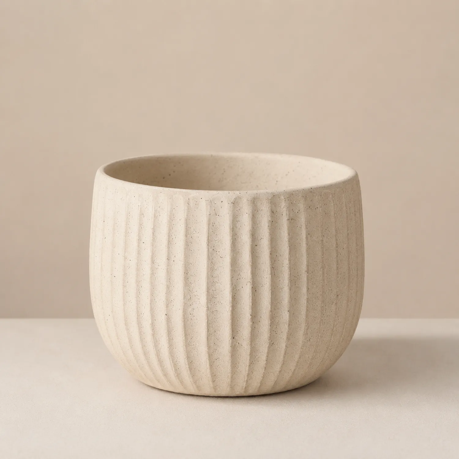 Beżowa donica ceramiczna z rowkiem pionowym 20 cm