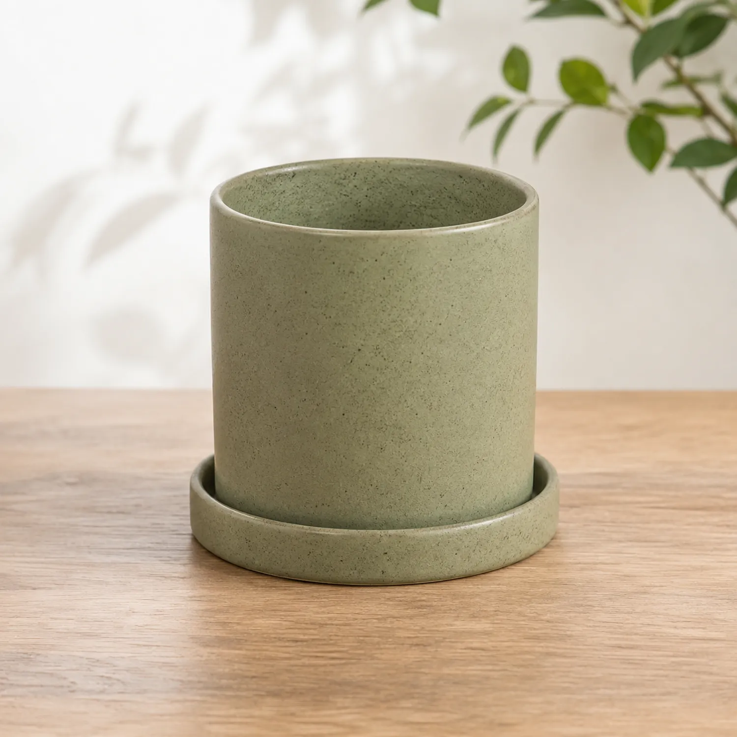 Oliwkowa okrągła doniczka ceramiczna z podstawką