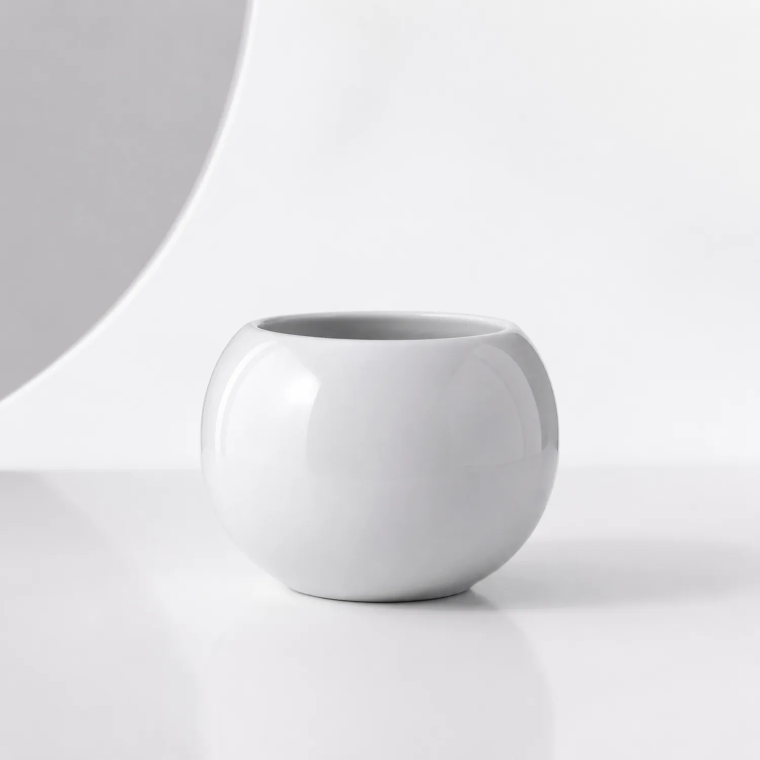 Biała okrągła doniczka ceramiczna