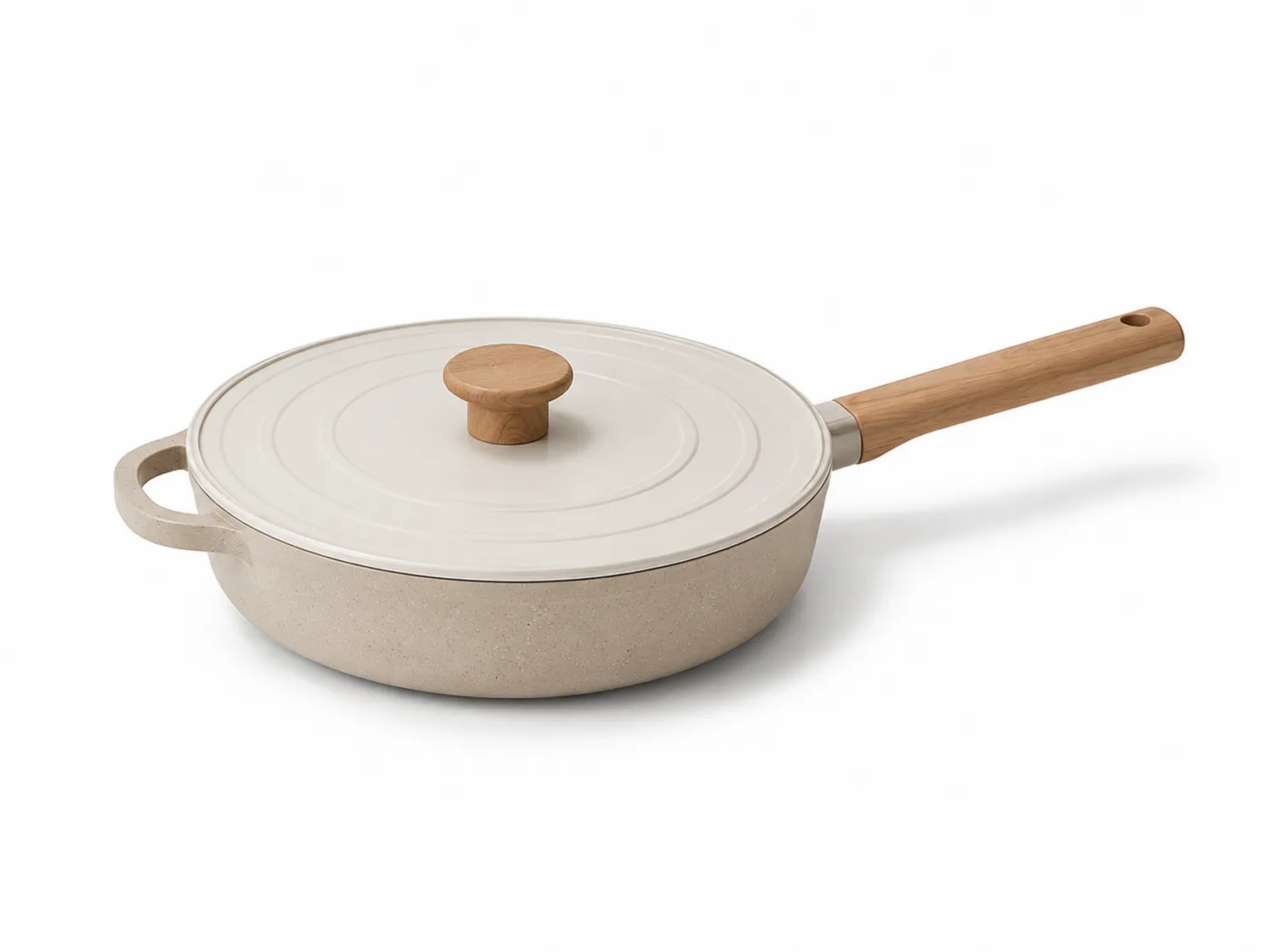 Beige Bratpfanne mit Holzgriff und Deckel