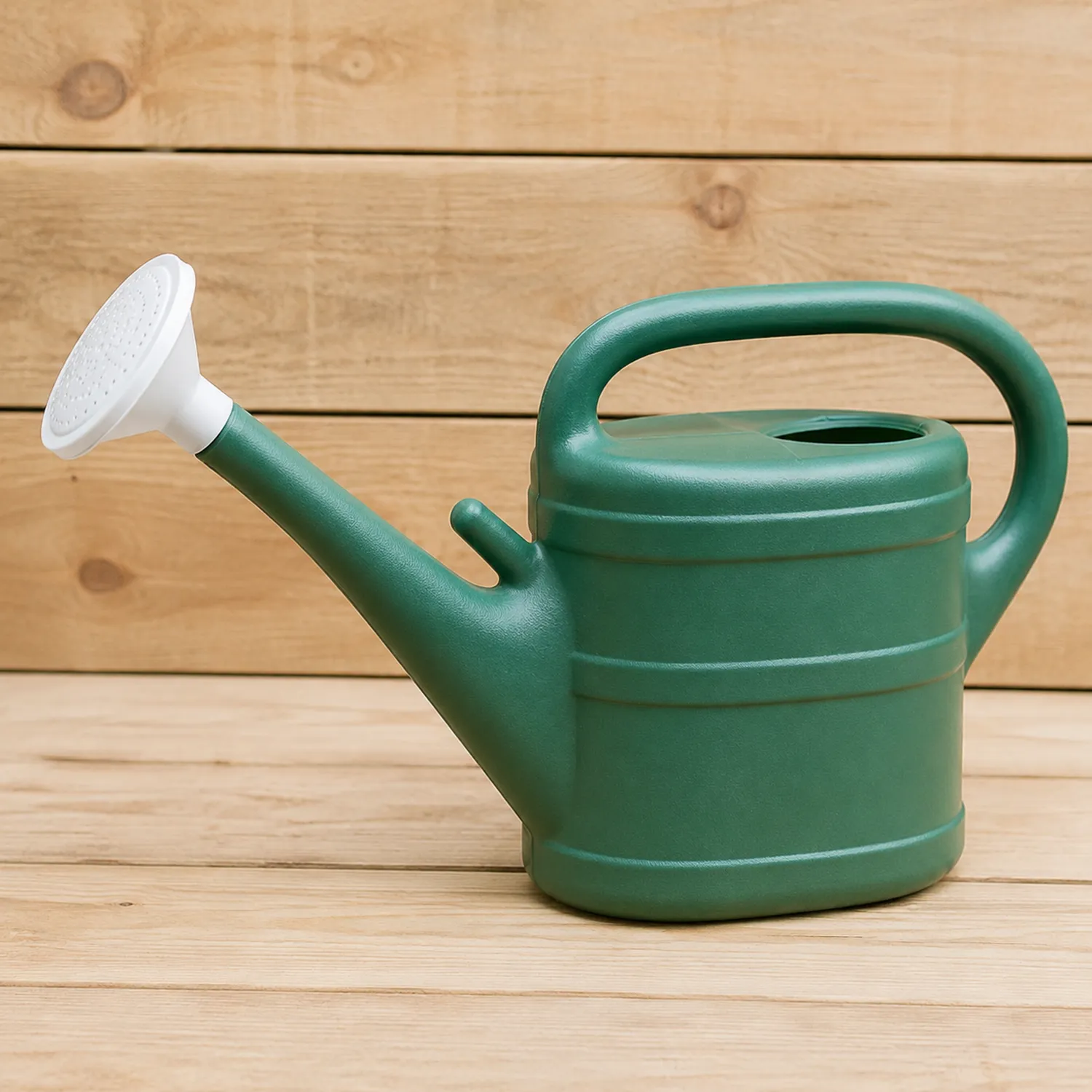 Arrosoir en plastique vert avec tête d'arrosage blanche