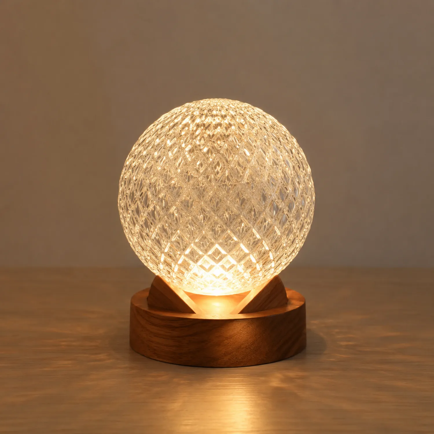 Lampe de table en verre texturé avec base en bois, lumière douce
