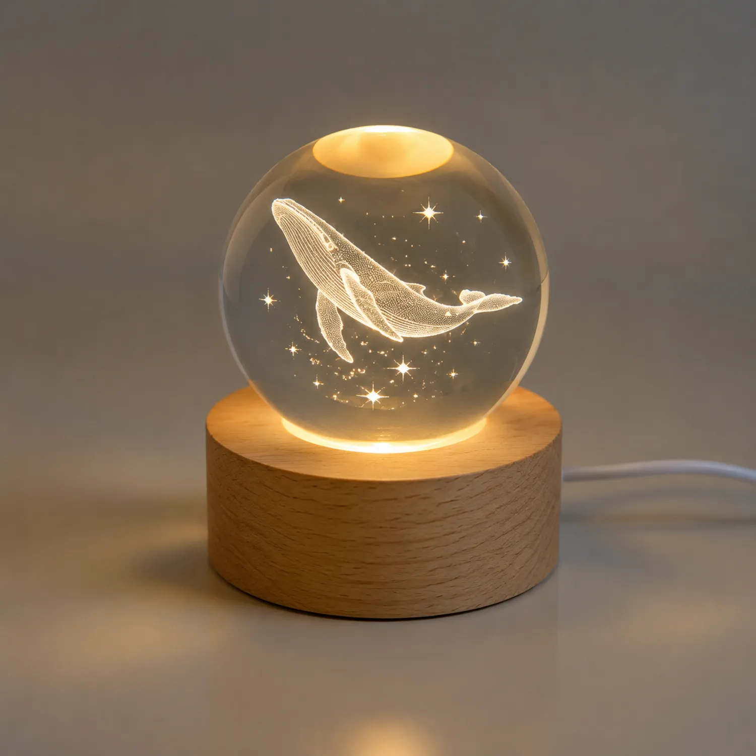 Lampe LED décorative sphérique en verre avec motif baleine sur base en bois