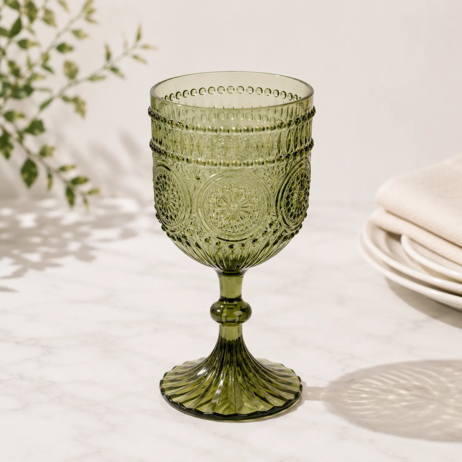 Verre à pied vintage vert avec motifs en relief, 250 ml