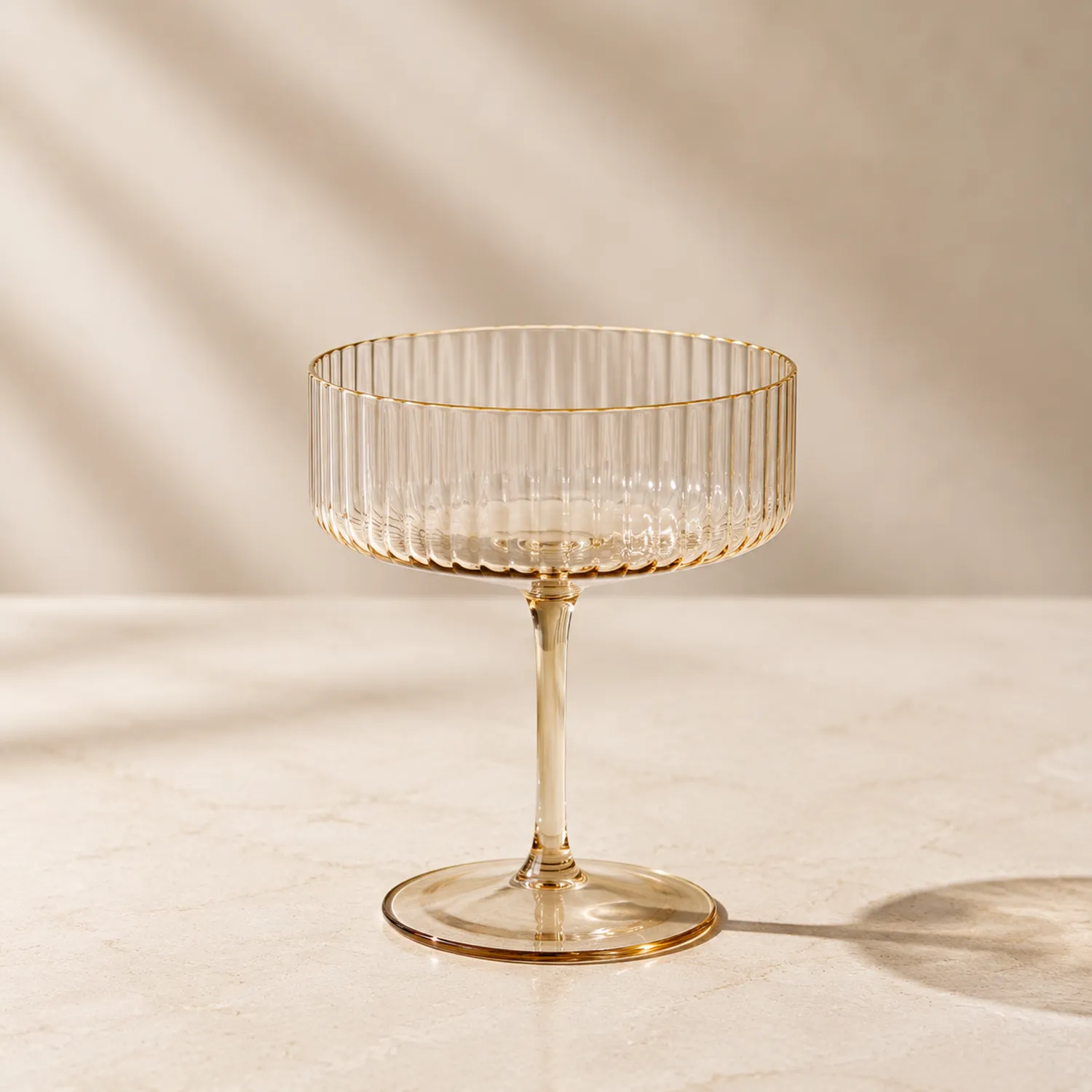 Coupe à dessert nervurée transparente avec bord doré