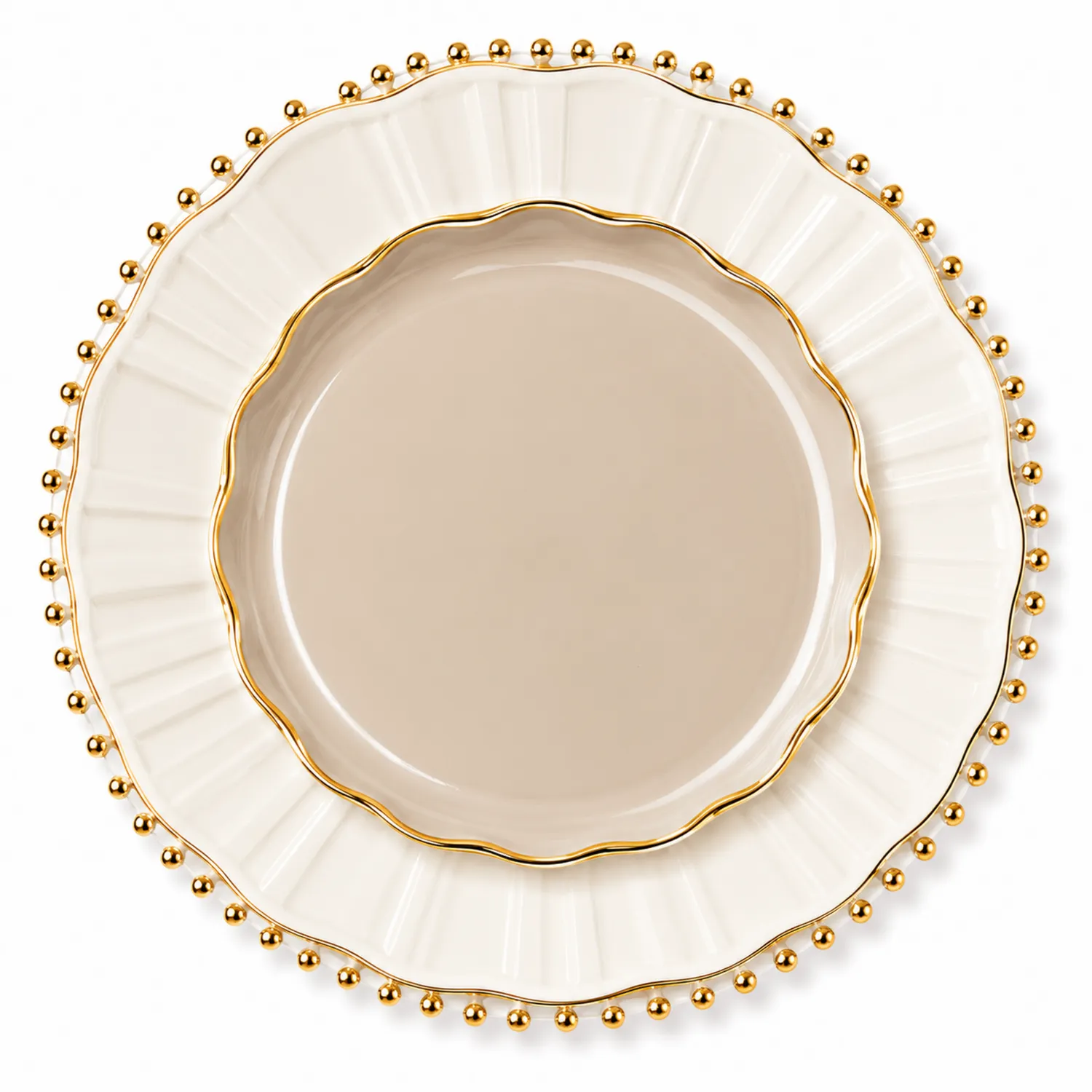 Assiette en céramique beige avec bord doré et perles