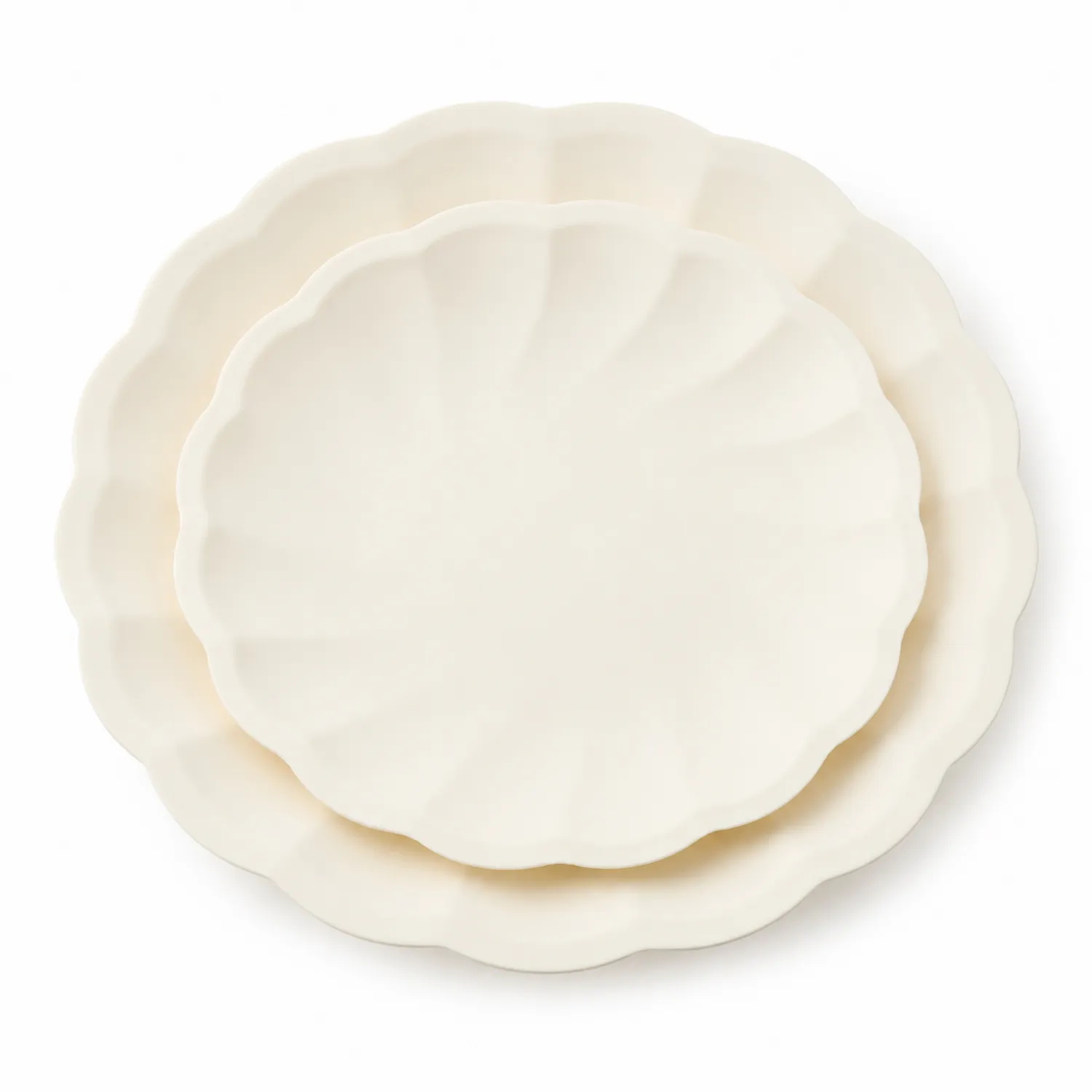 Assiettes en céramique crème avec bord ondulé, lot de 2