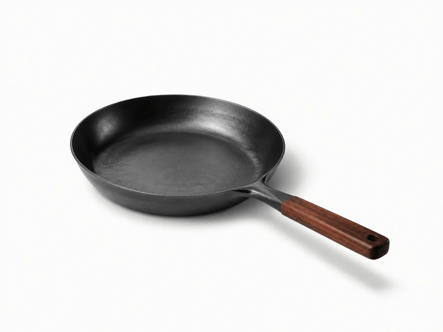 Poêle en fonte noire avec manche en bois