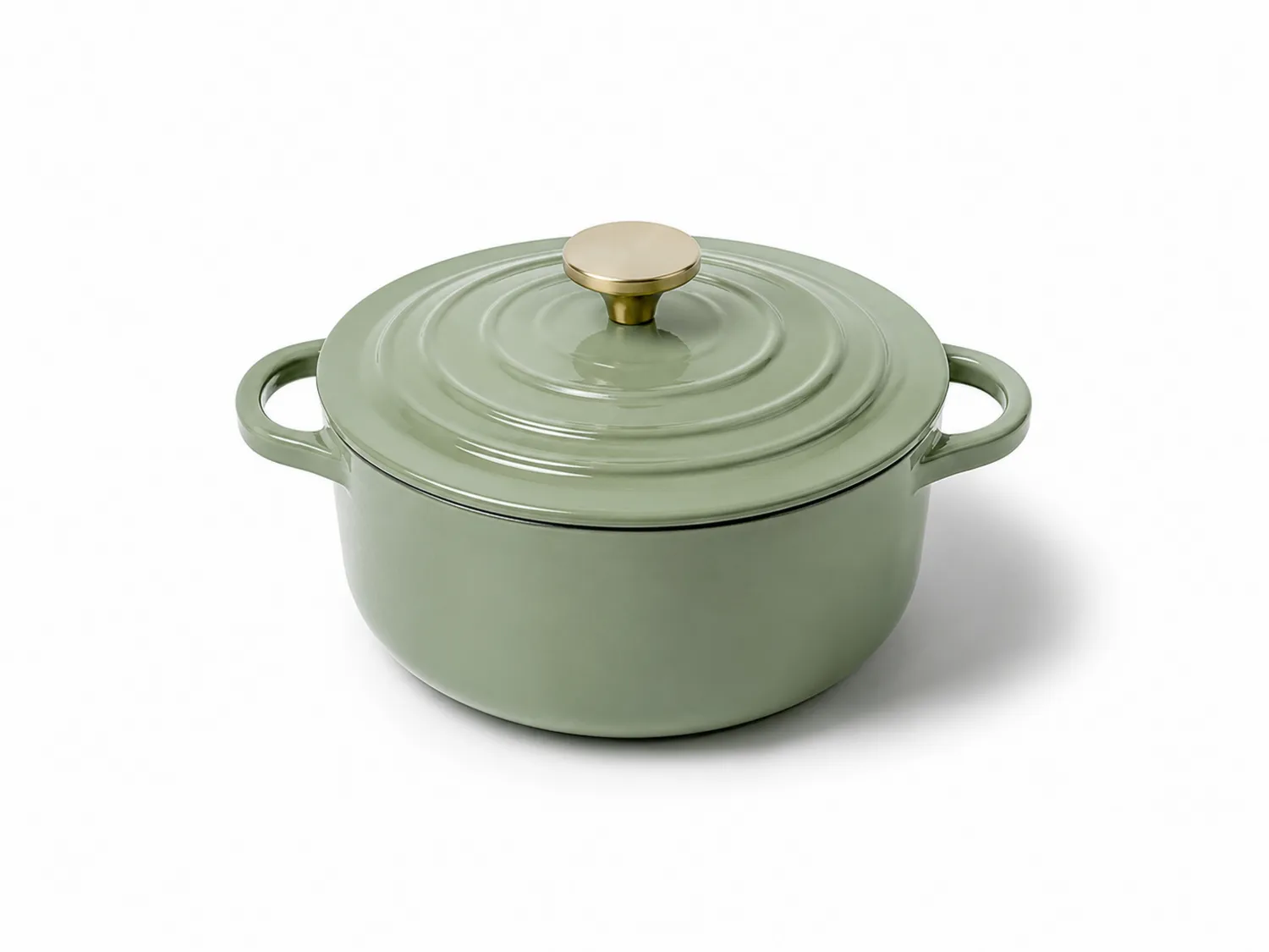 Cocotte en fonte émaillée vert sauge avec couvercle en laiton