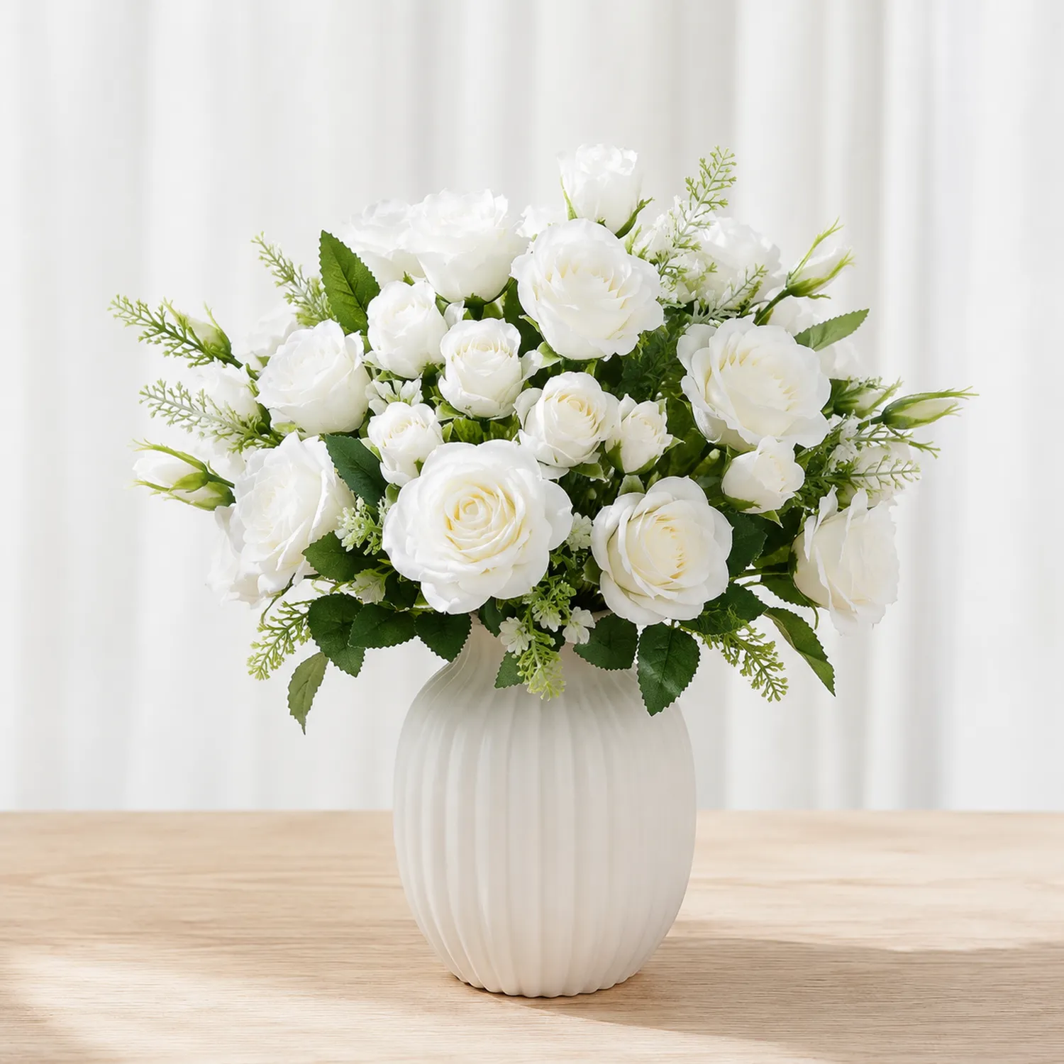 Künstliches Weißes Rosenarrangement mit Vase - 30 cm