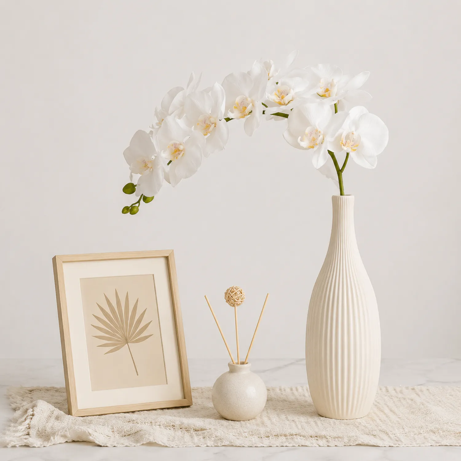 Künstliche Orchidee in cremefarbener Vase, Weiß