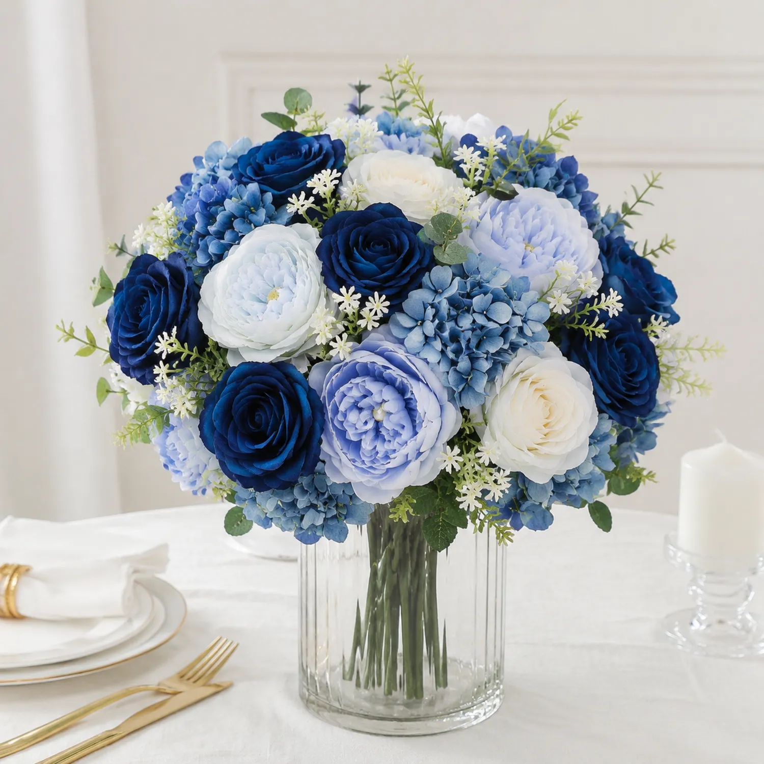 Künstlicher Blumenstrauß in Blau und Weiß mit Rosen und Hortensien in Vase