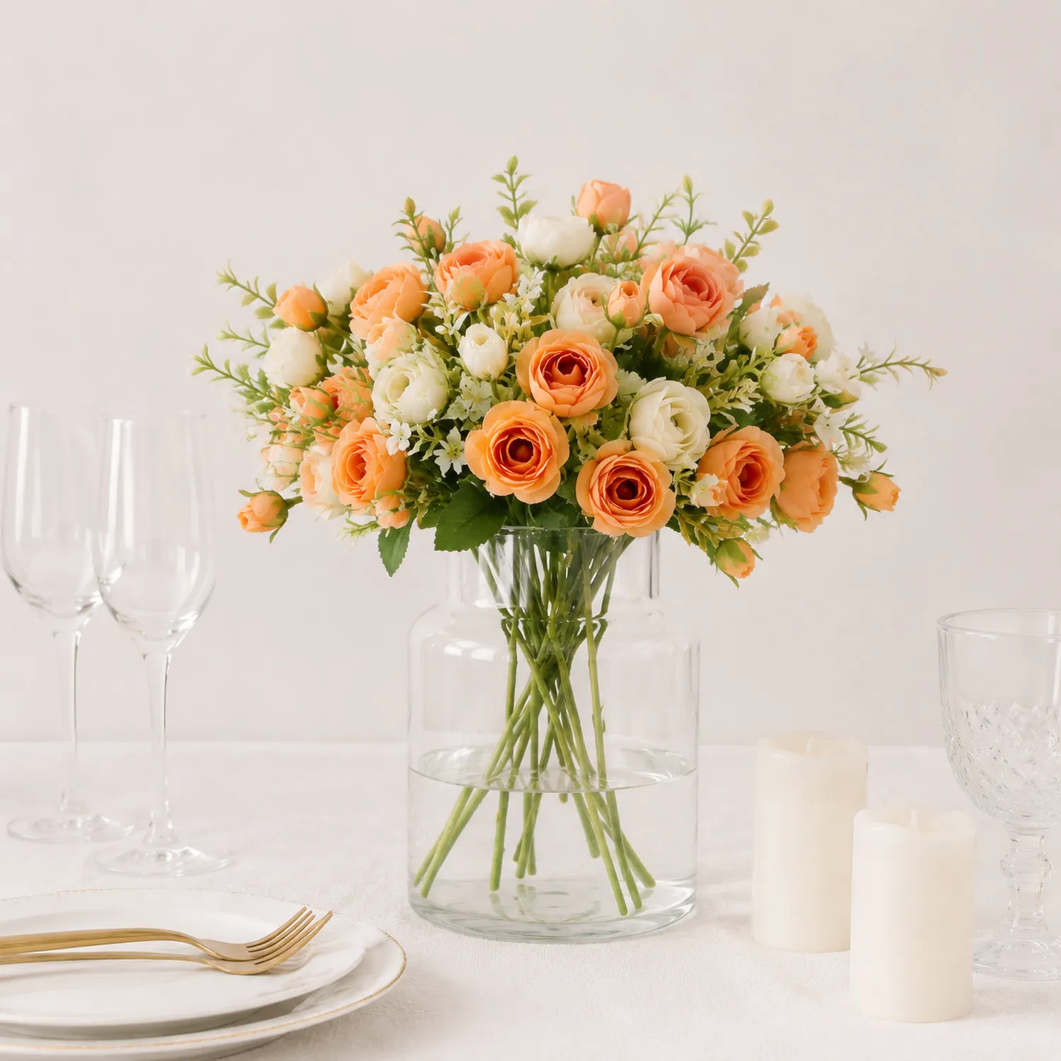 Künstliches Rosenarrangement in Orange und Weiß
