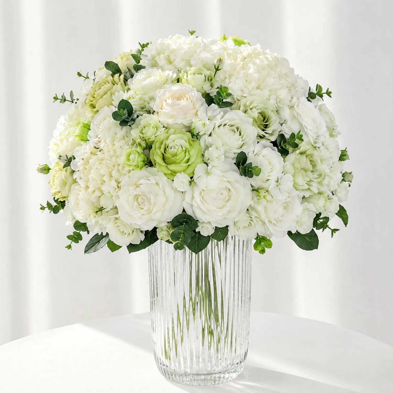 Künstliches Blumenarrangement in Glasvase, Weiß/Grün, ca. 40 cm
