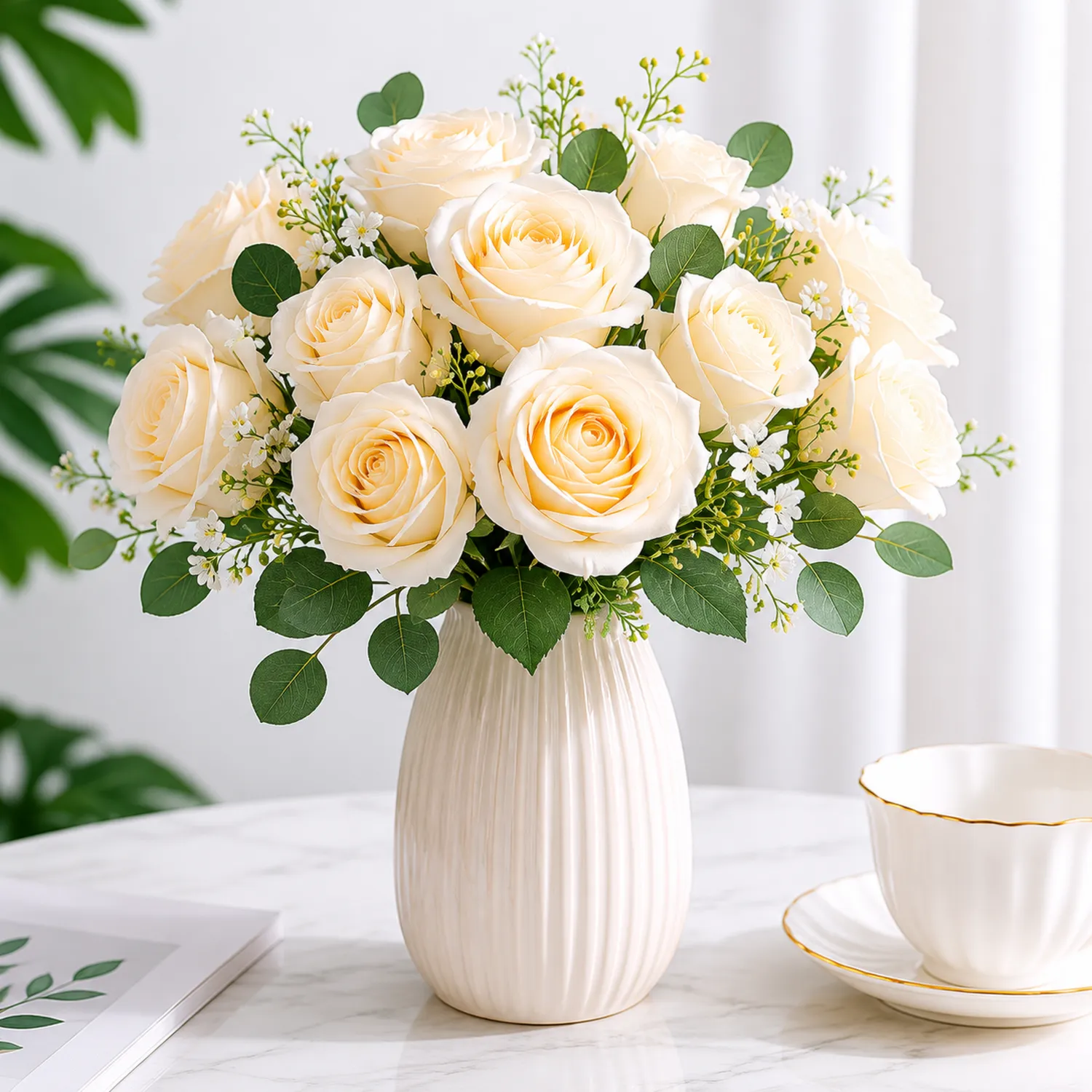 Künstlicher Rosenstrauß Cremeweiß mit Keramikvase, 12 Blüten, Höhe 30 cm
