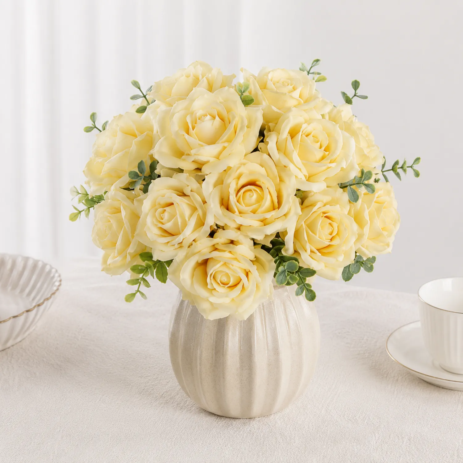 Künstliche Rosen in gelber Vase, 30 cm
