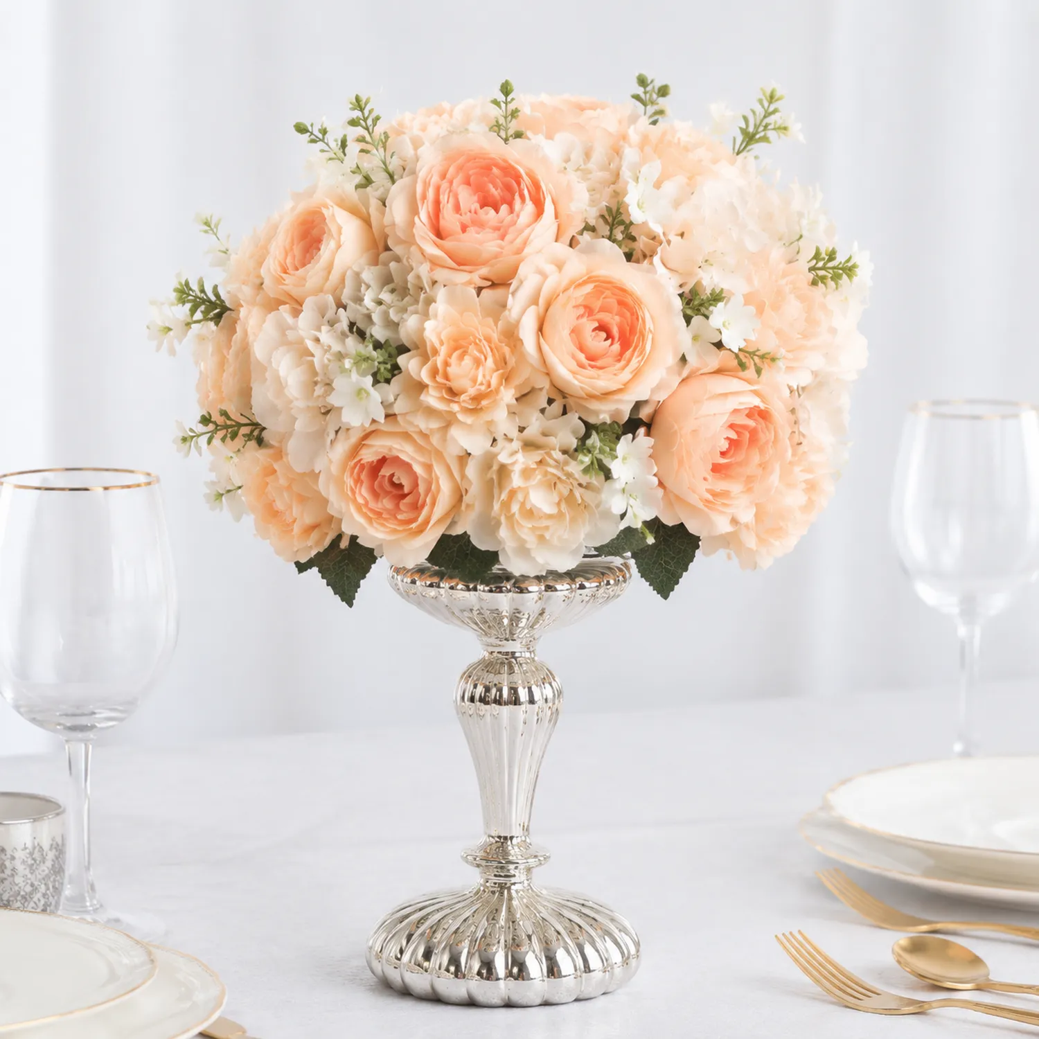 Elegantes Kunstblumenarrangement mit Rosen und Pfingstrosen in Pfirsich und Weiß