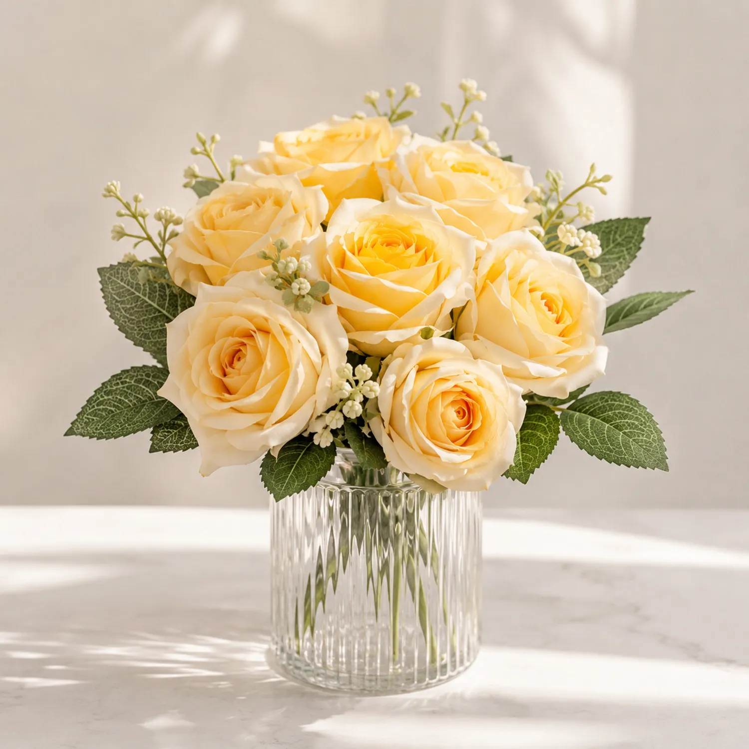 Künstlicher Rosenstrauß in Creme mit Glasvase
