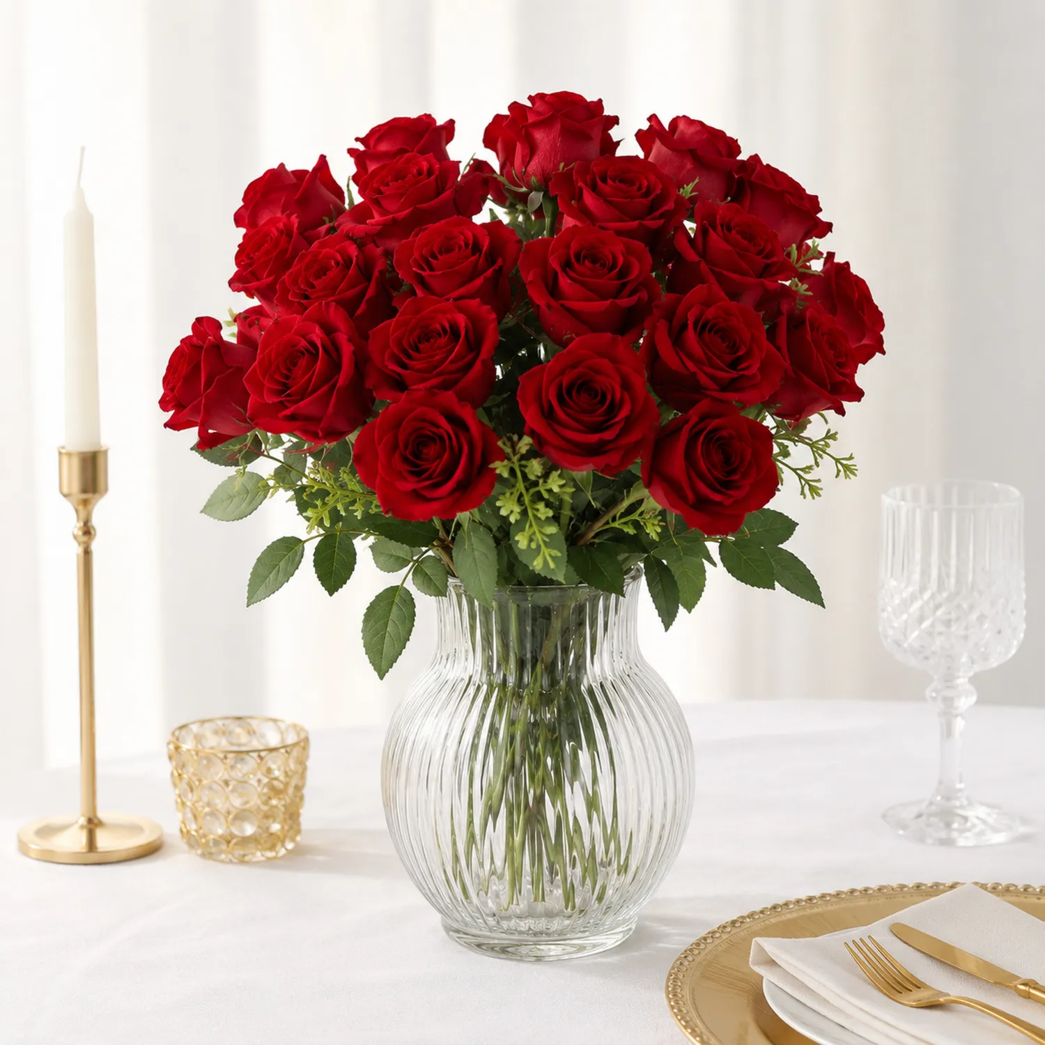 Arrangement mit Roten Rosen und Glasvase