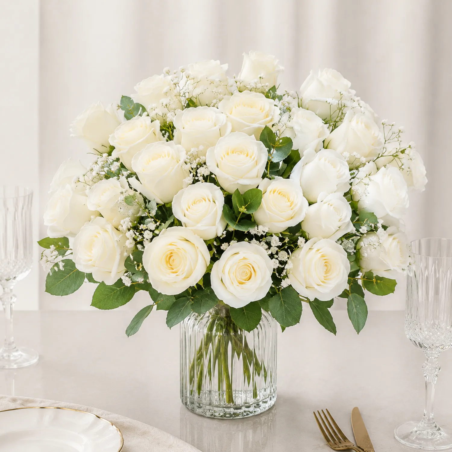 Eleganter Weißer Rosenstrauß mit Vase für Hochzeitsdekoration