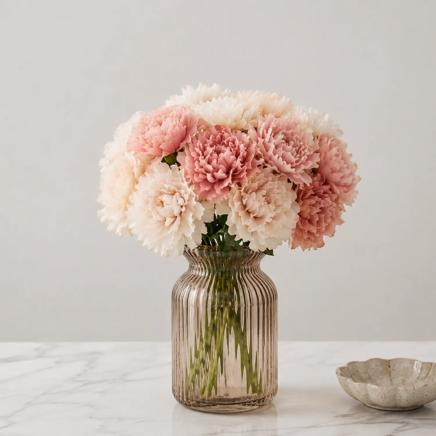 Künstlicher Nelkenblumenstrauß mit Glasvase in Rosa/Weiß