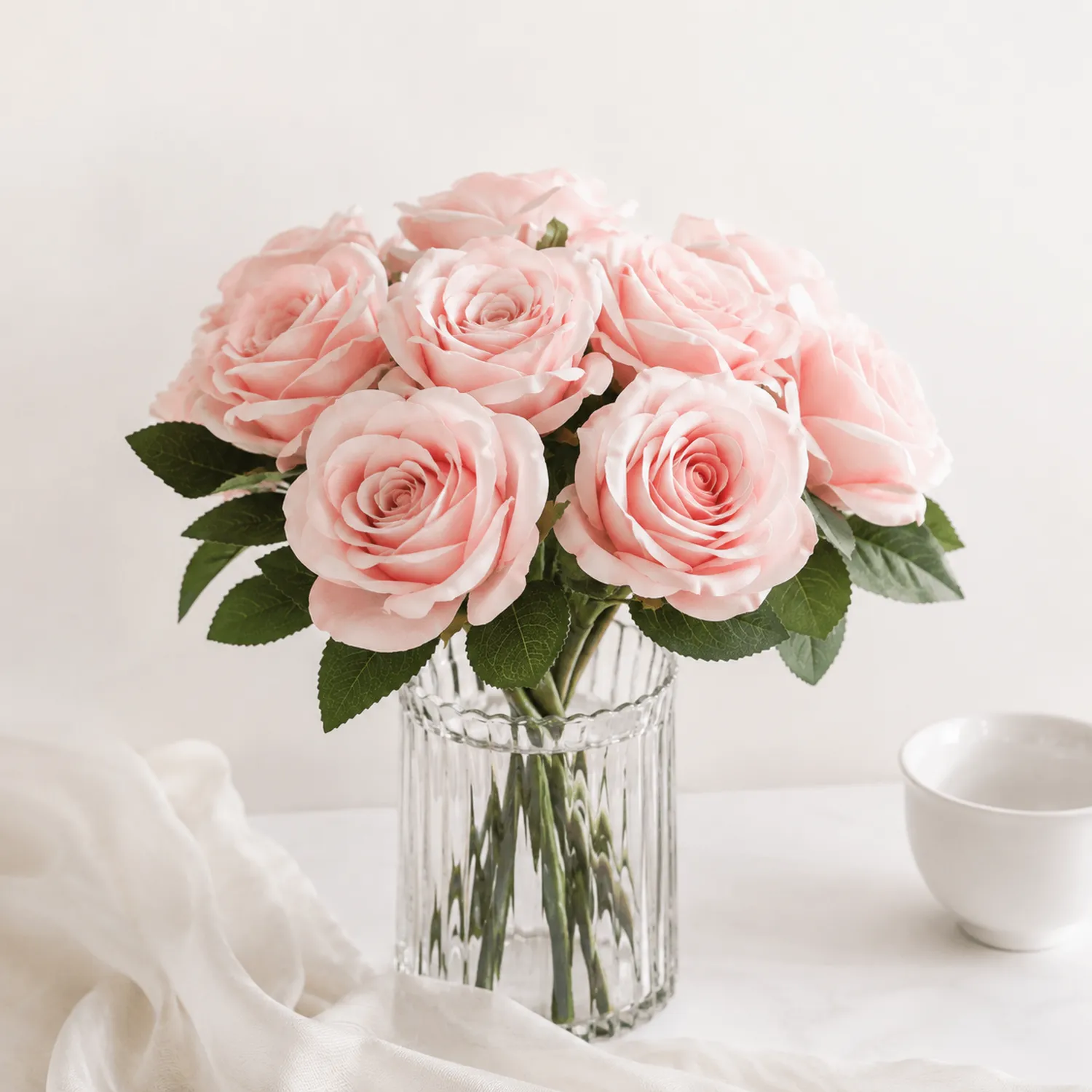 Künstlicher Rosenstrauß mit Glasvase in Rosa
