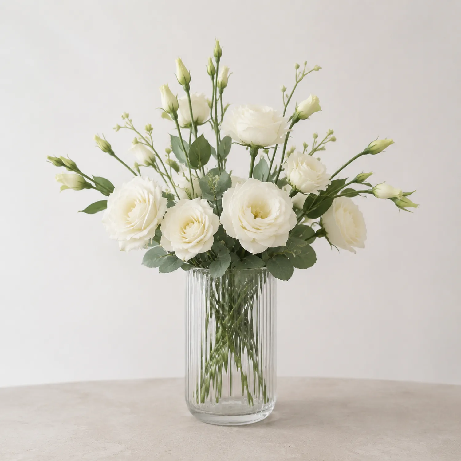 Eleganter künstlicher Blumenstrauß aus weißen Rosen in Glasvase