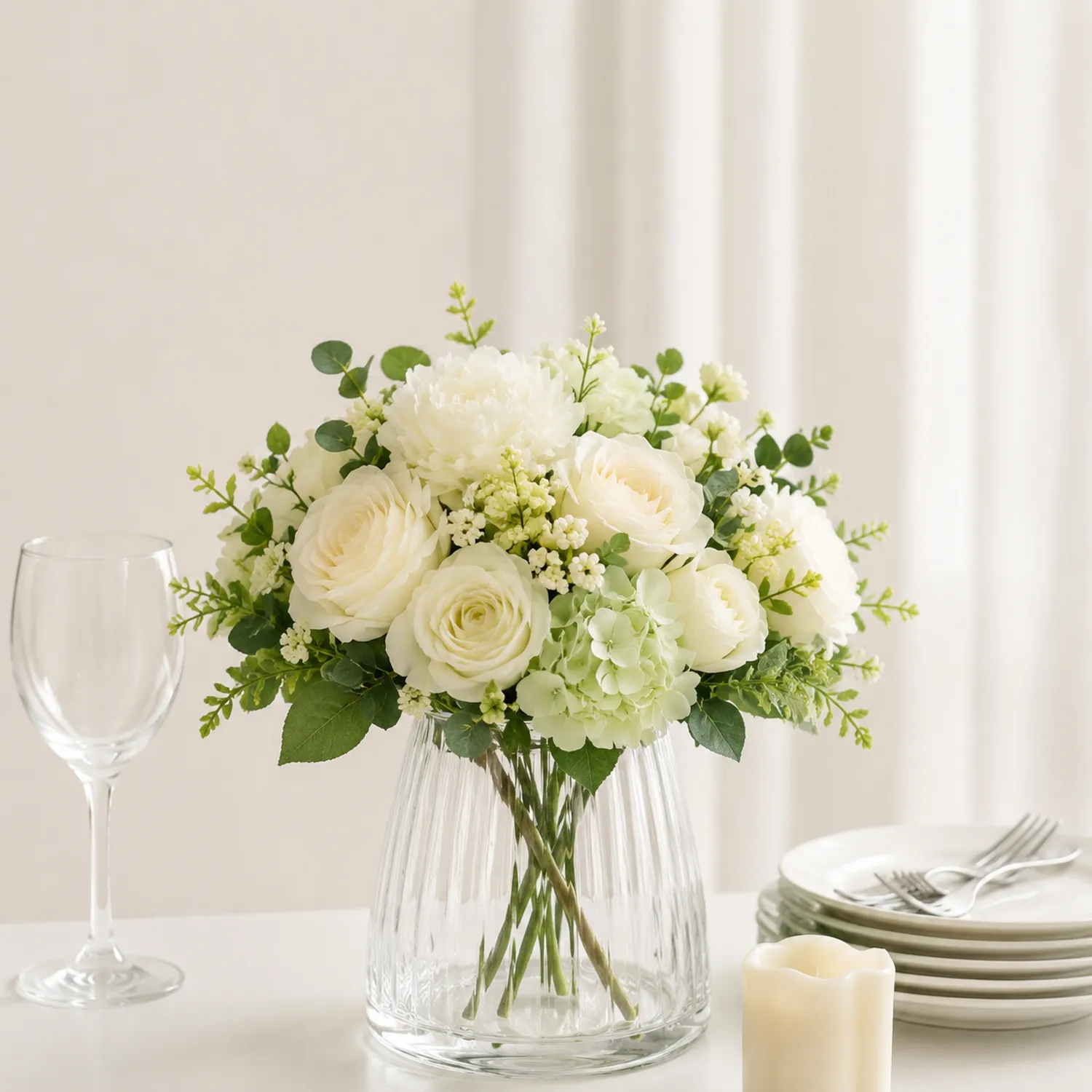 Künstlicher Blumenstrauß aus weißen Rosen und Grüntönen für Tischdekoration