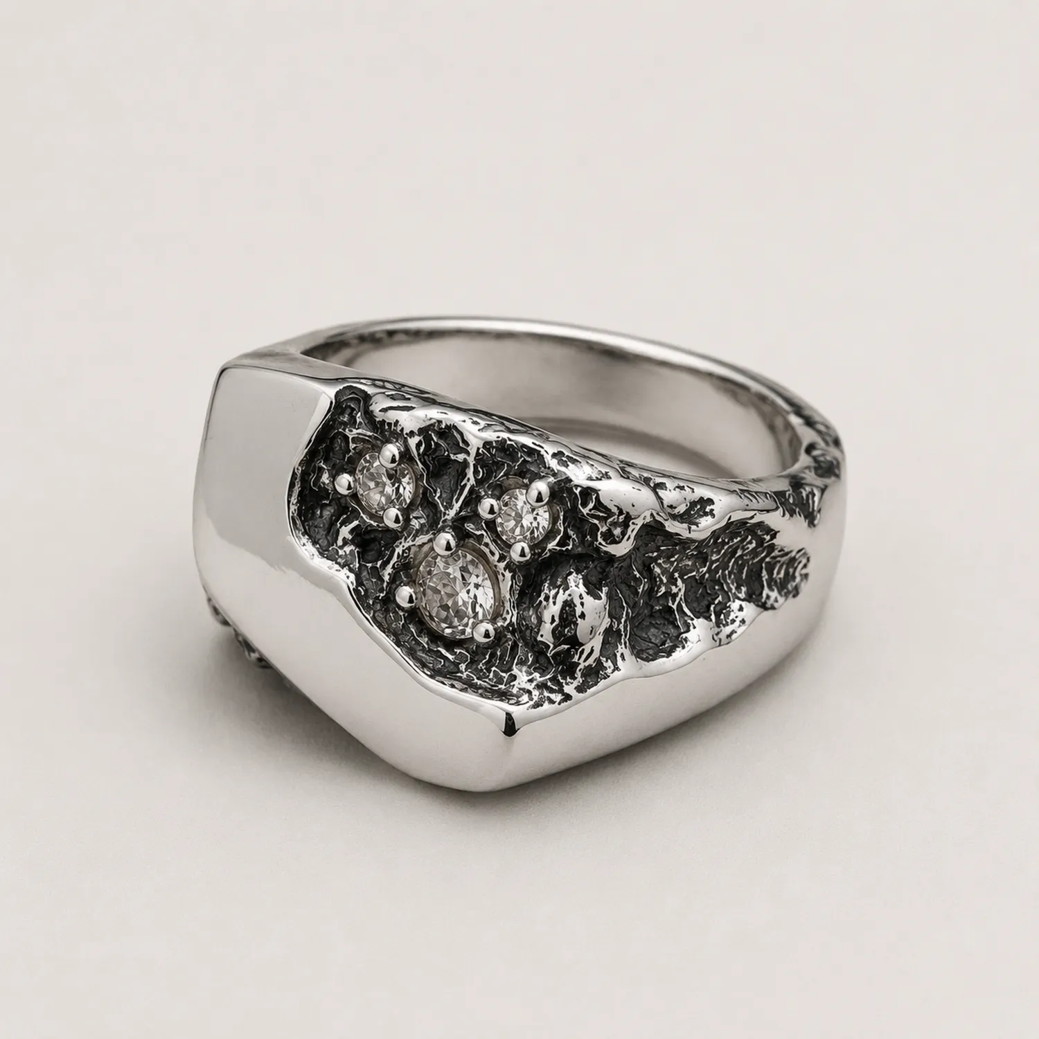 Bague Texturée avec Pierres Incrustées en Argent