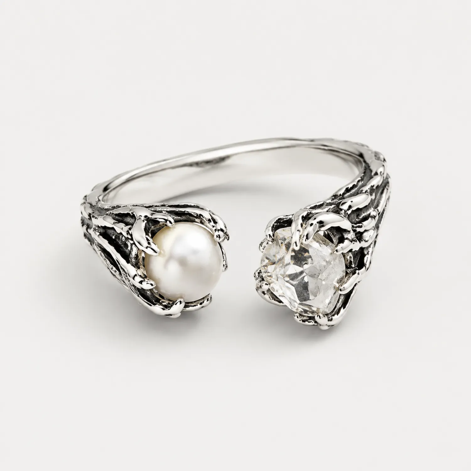 Bague en argent avec perle et cristal, design griffes