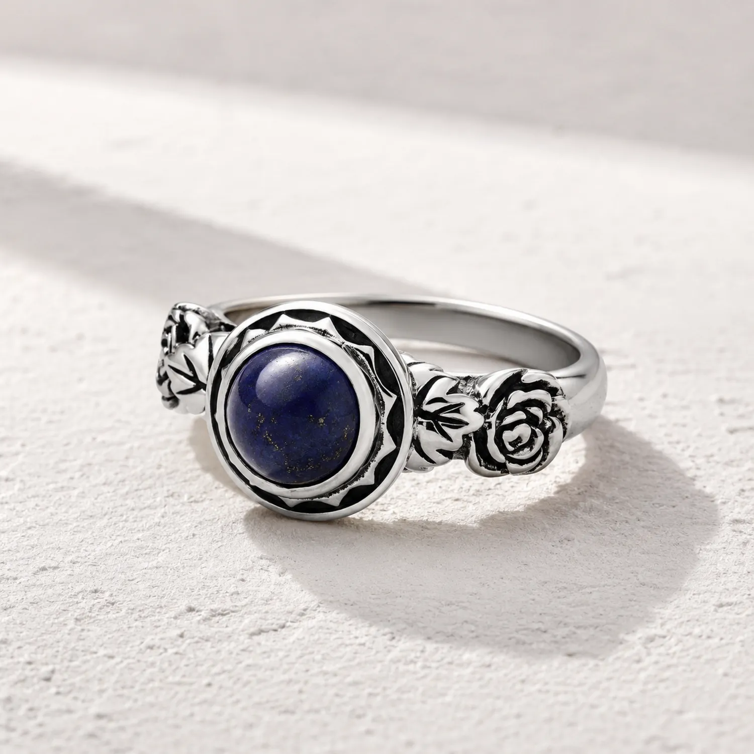 Anello in Argento con Lapislazzuli Blu e Motivi Floreali