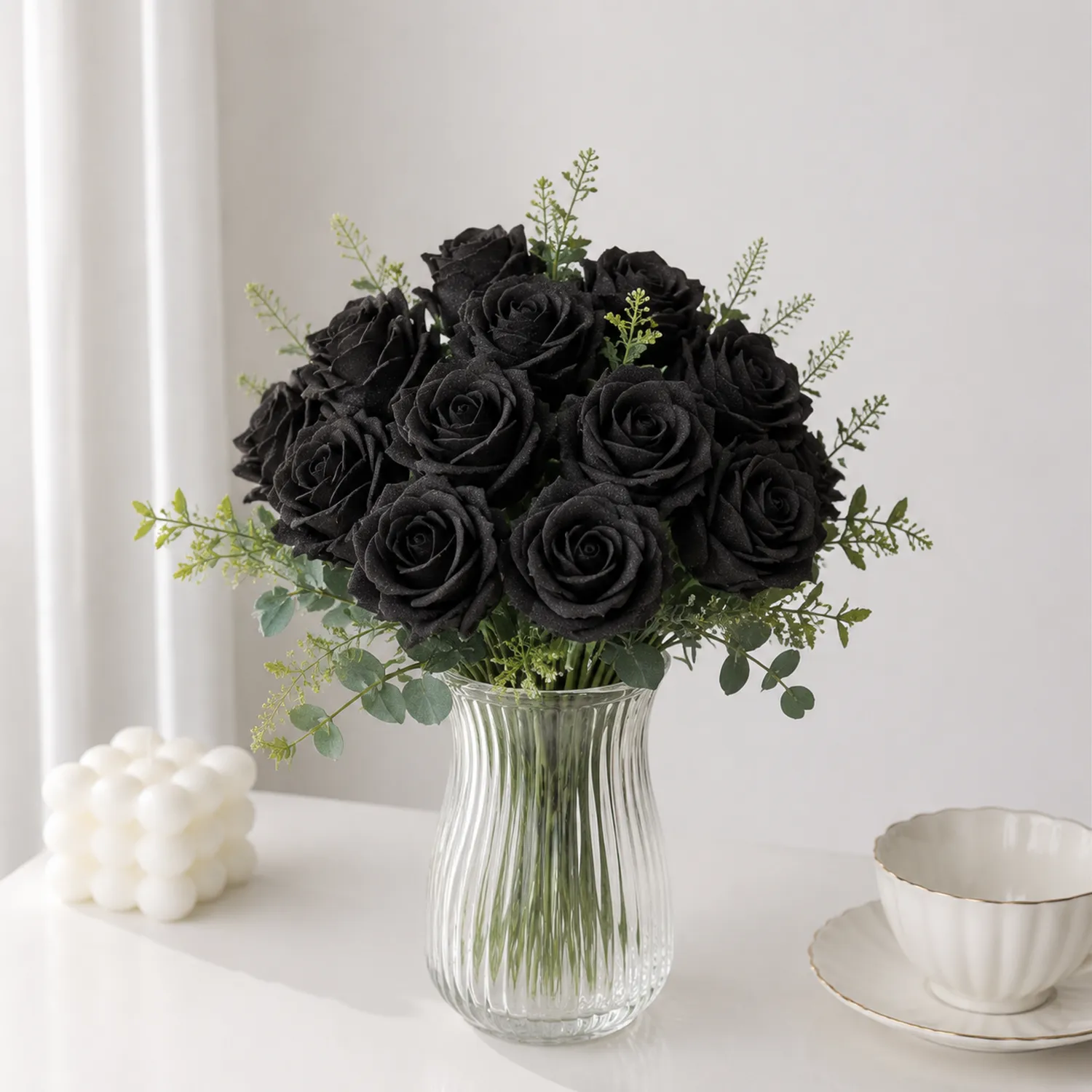 Bouquet di rose artificiali nere elegante decorazione d'interni