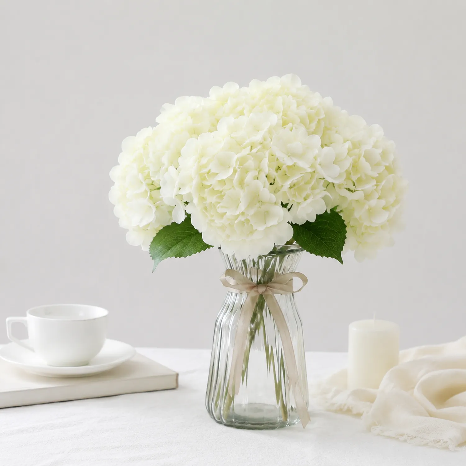 Bouquet di Ortensie Artificiali in Vaso di Vetro con Nastro Bianco