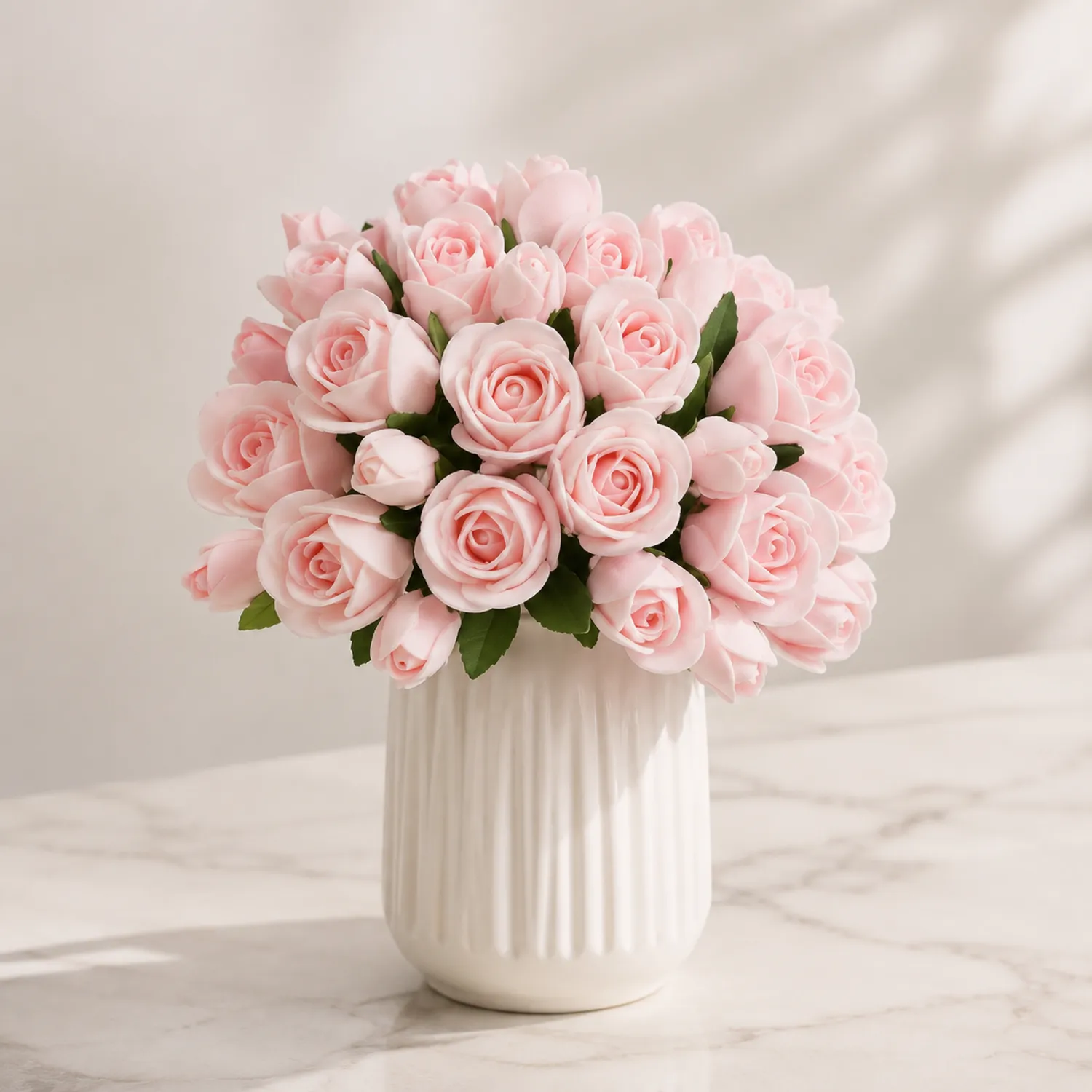 Composizione di Rose Artificiali Rosa in Vaso Bianco