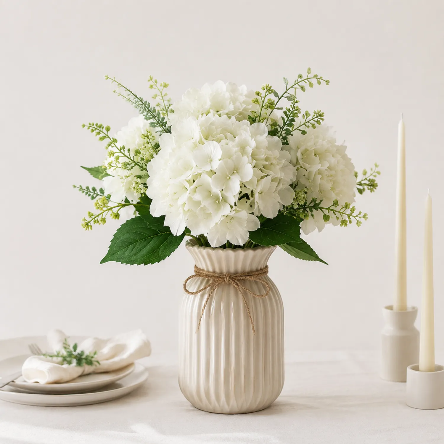 Composizione di Ortensie Finte Bianche in Vaso Decorativo