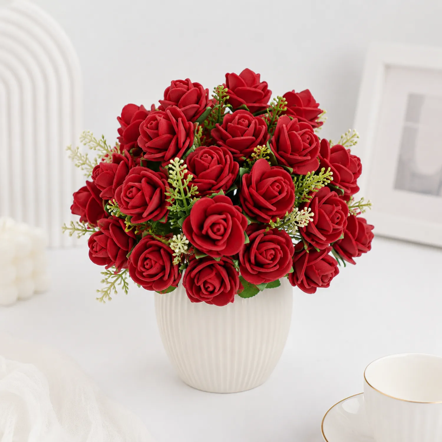 Bouquet di Rose Artificiali Rosse in Vaso Elegante