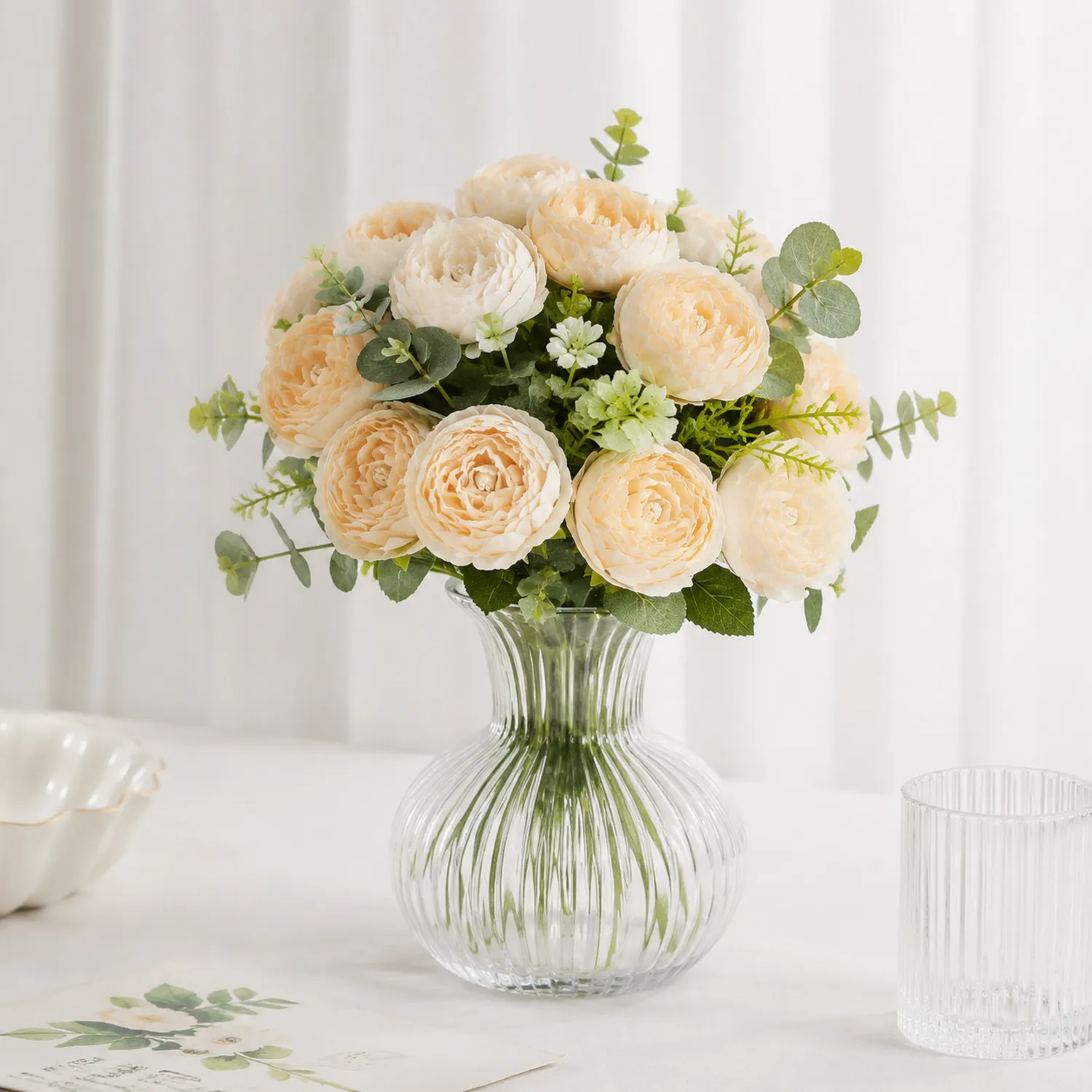 Bouquet di Ranuncoli Artificiali Avorio in Vaso di Vetro