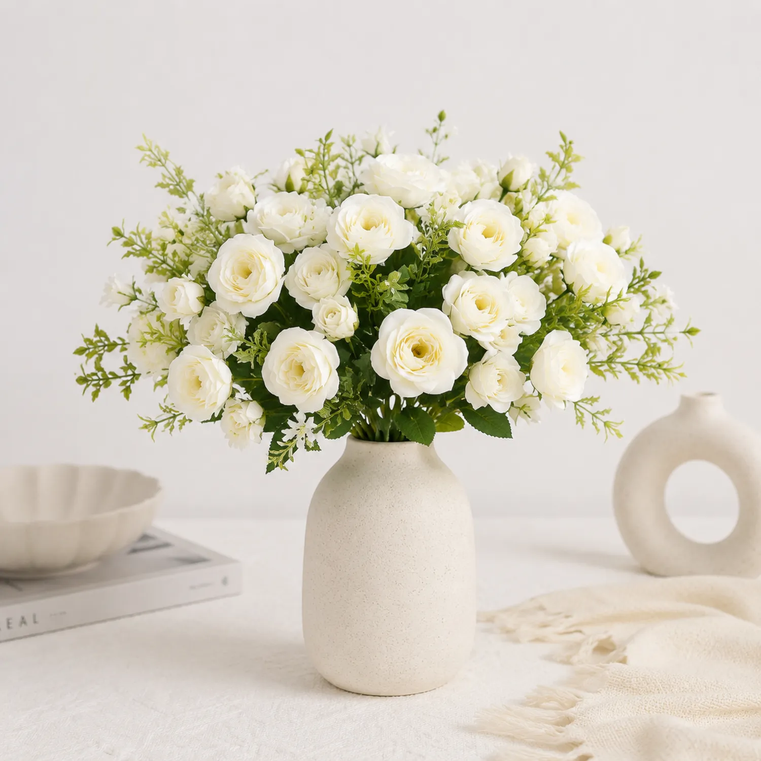 Bouquet di Rose Artificiali in Vaso Decorativo Bianco