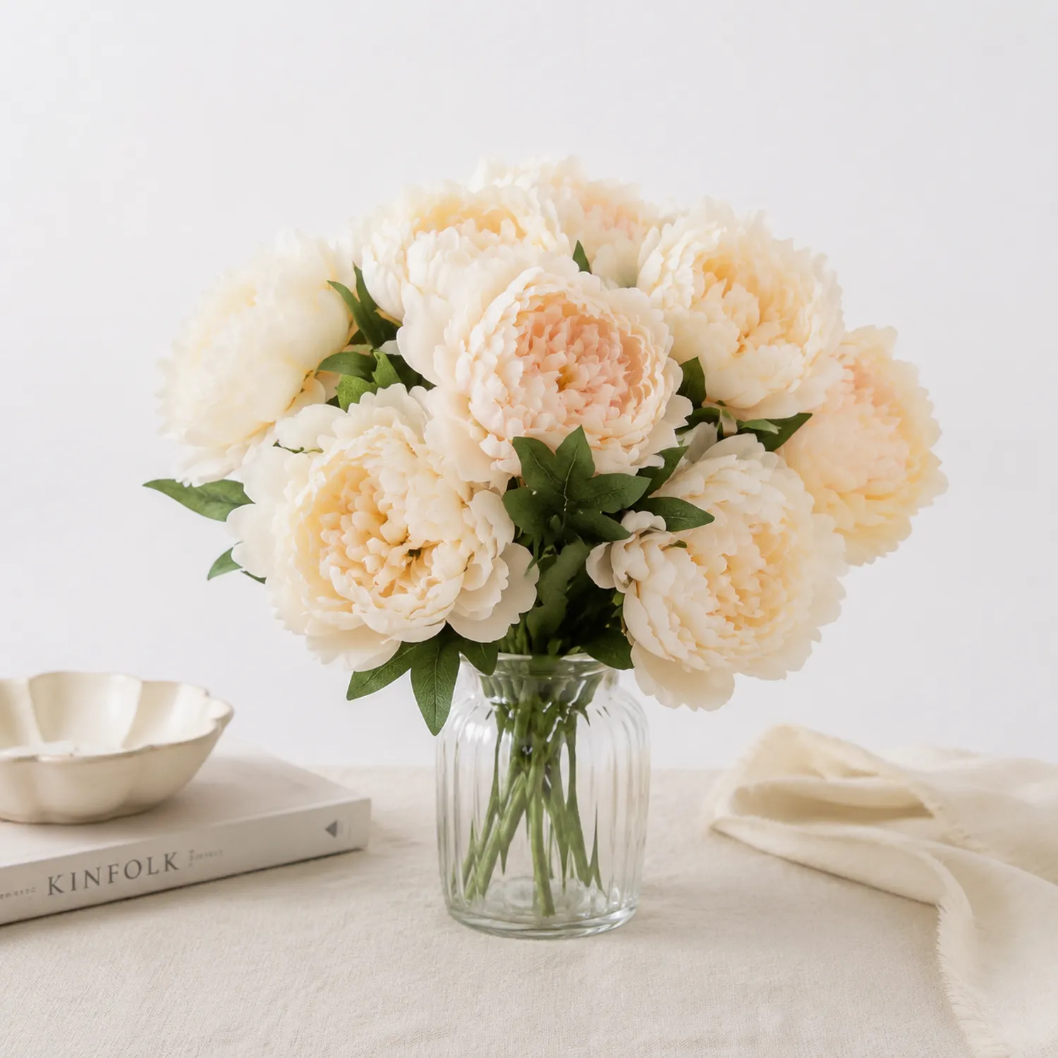 Bouquet di Peonie Artificiali in Vaso di Vetro Crema
