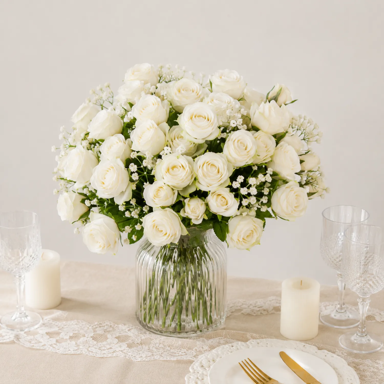 Bouquet di Rose Artificiali Bianche con Gypsophila in Vaso di Vetro