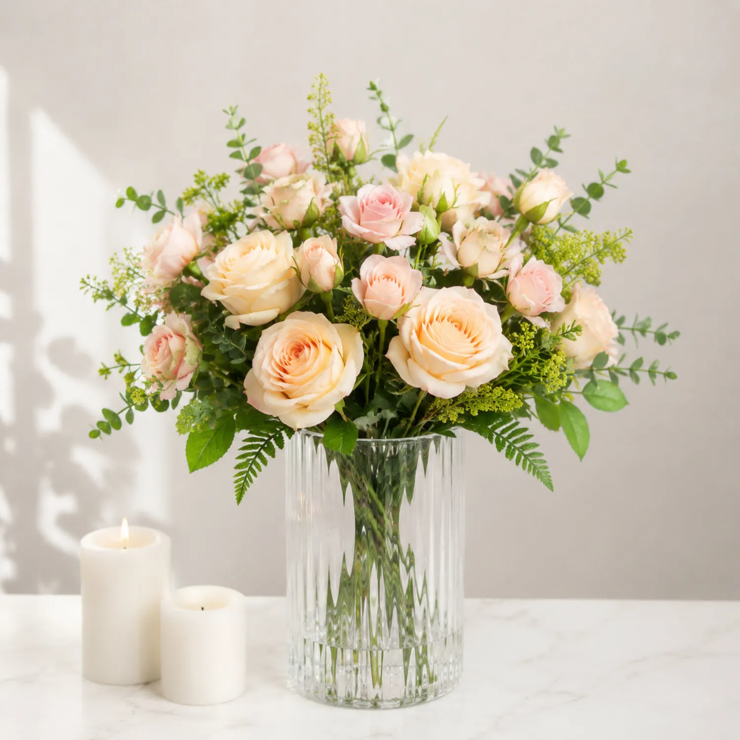 Bouquet di Rose Artificiali in Vaso di Vetro, Colore Avorio e Rosa Cipria