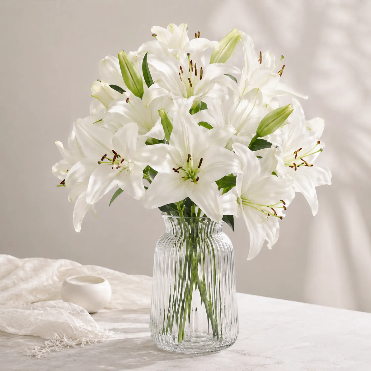 Gigli Artificiali Bianchi in Vaso Elegante