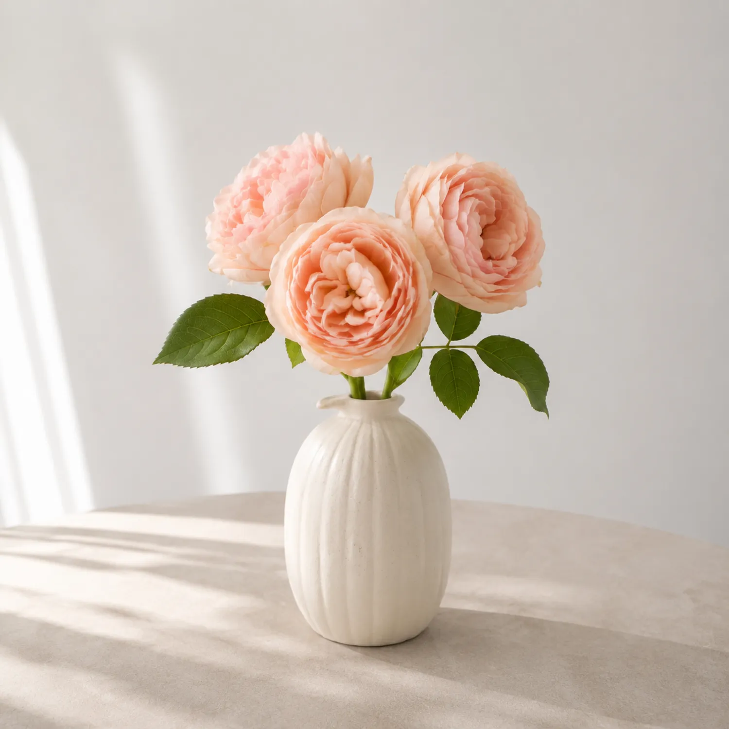 Composizione di Rose Artificiali in Vaso di Ceramica Bianco