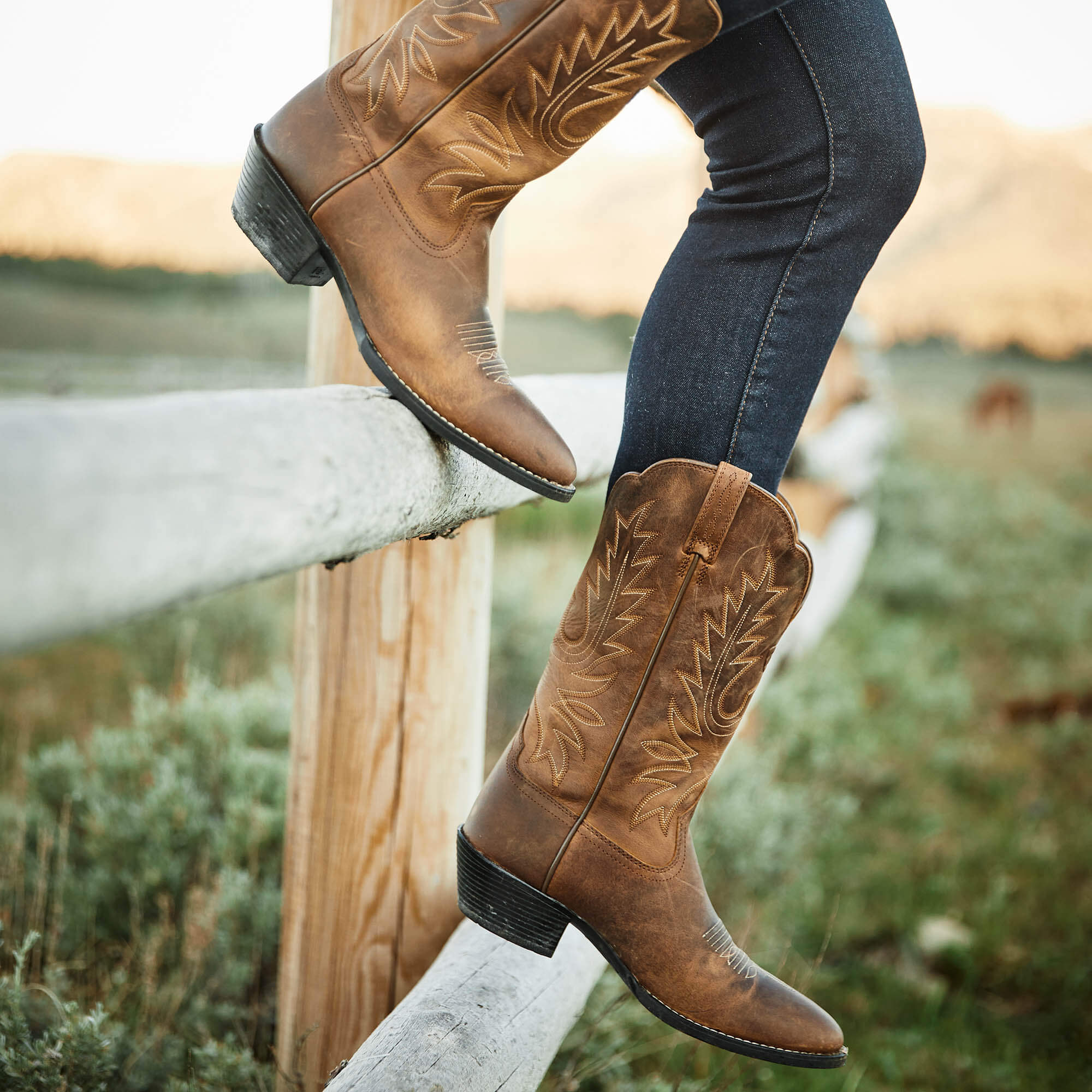 Heritage R Toe Western Boot Lifestyle - DISTRESSED BROWN