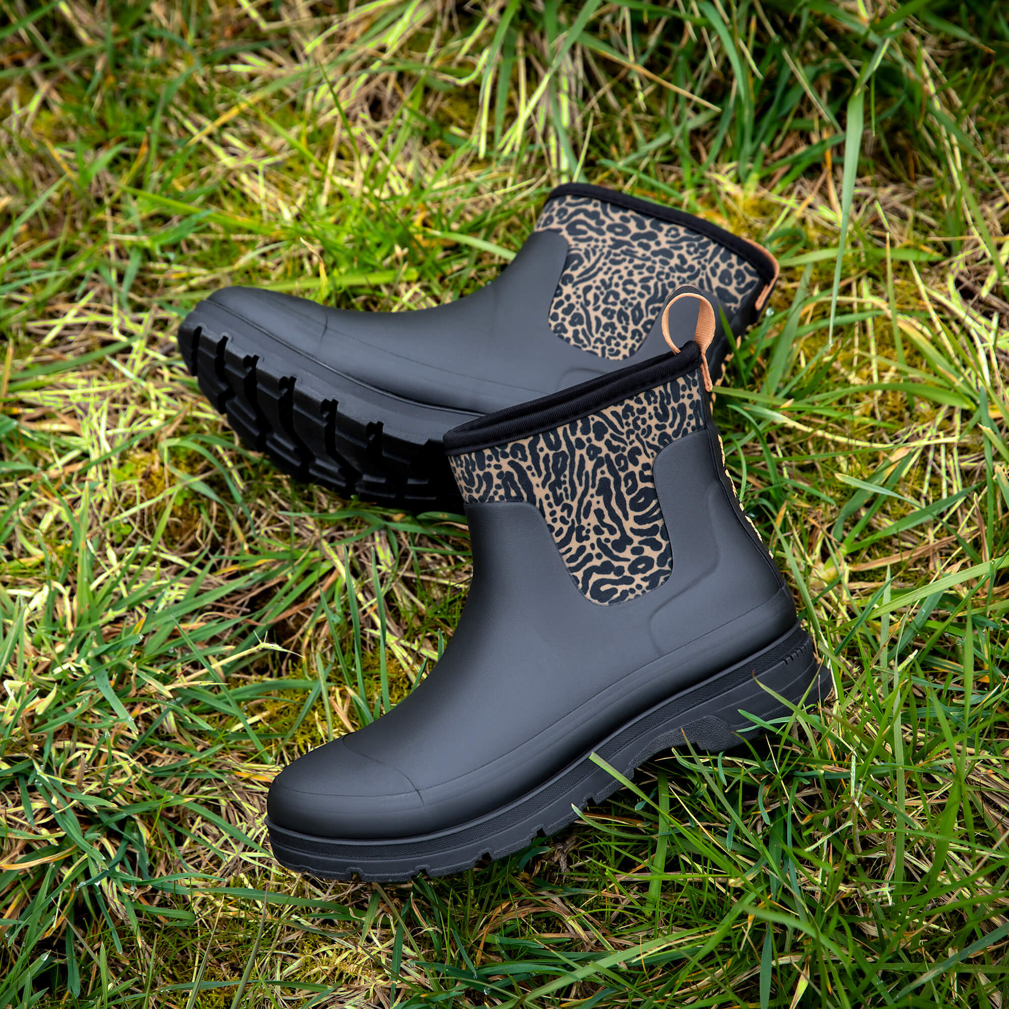 Kelmarsh Shortie Rubber Boot Lifestyle - BLACK|OCELOT PRINT