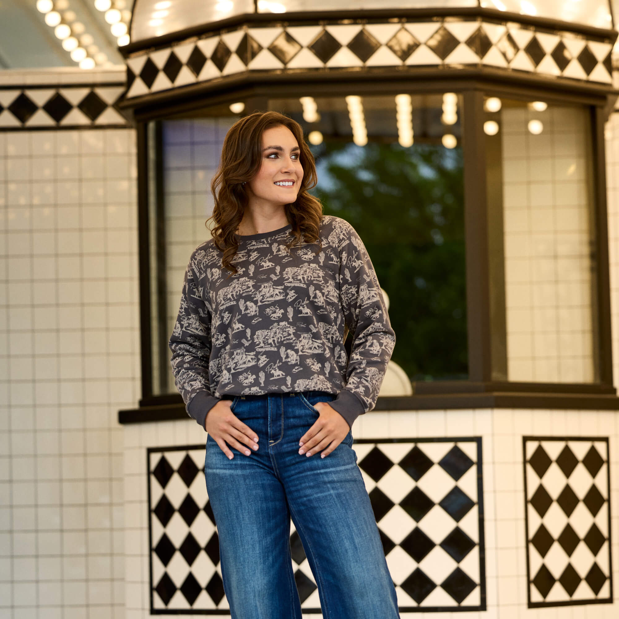 Essential Crew Sweatshirt Lifestyle - RETRO RODEO CARBON COPY