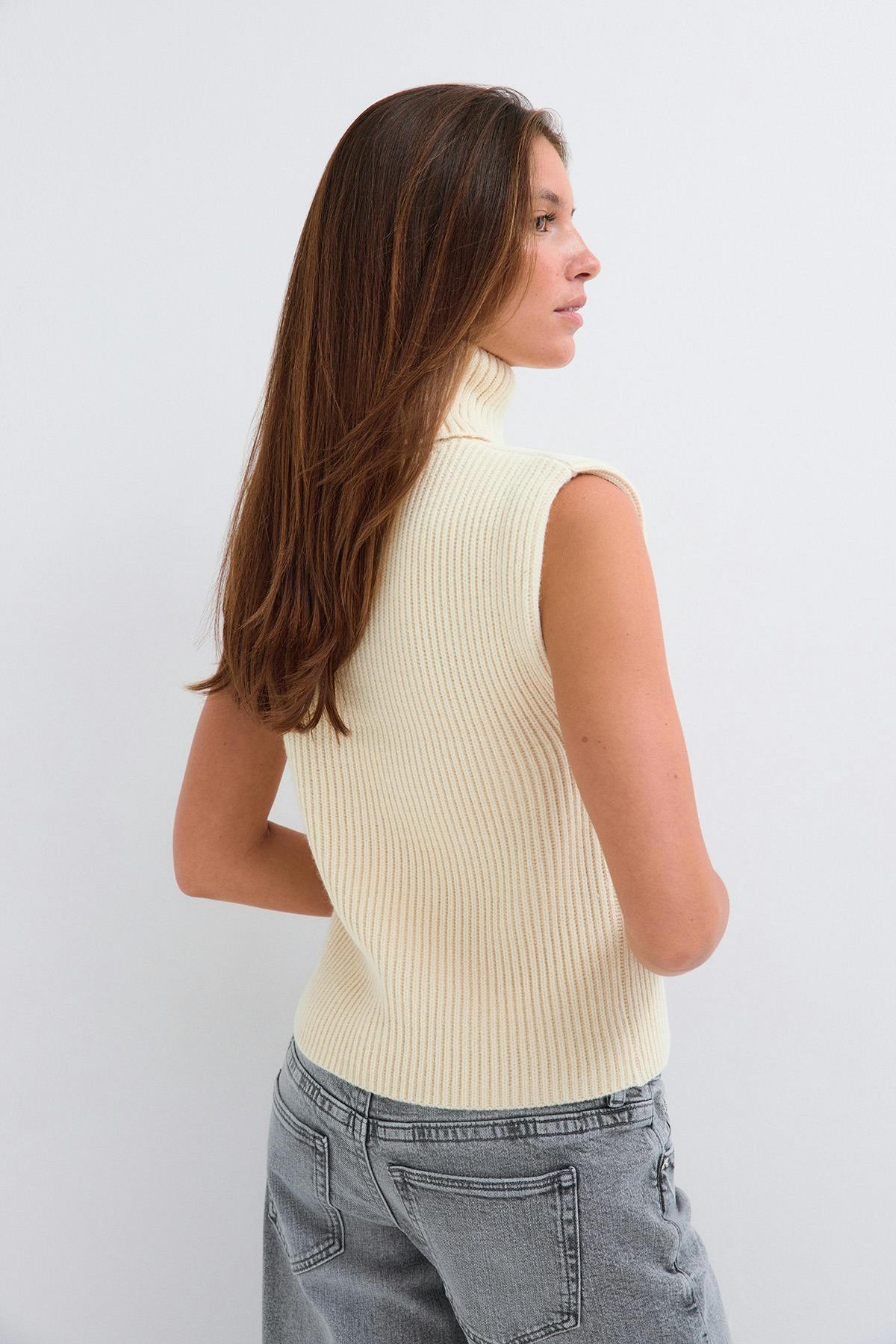 Chunky turtleneck knitted vest - Offwhite