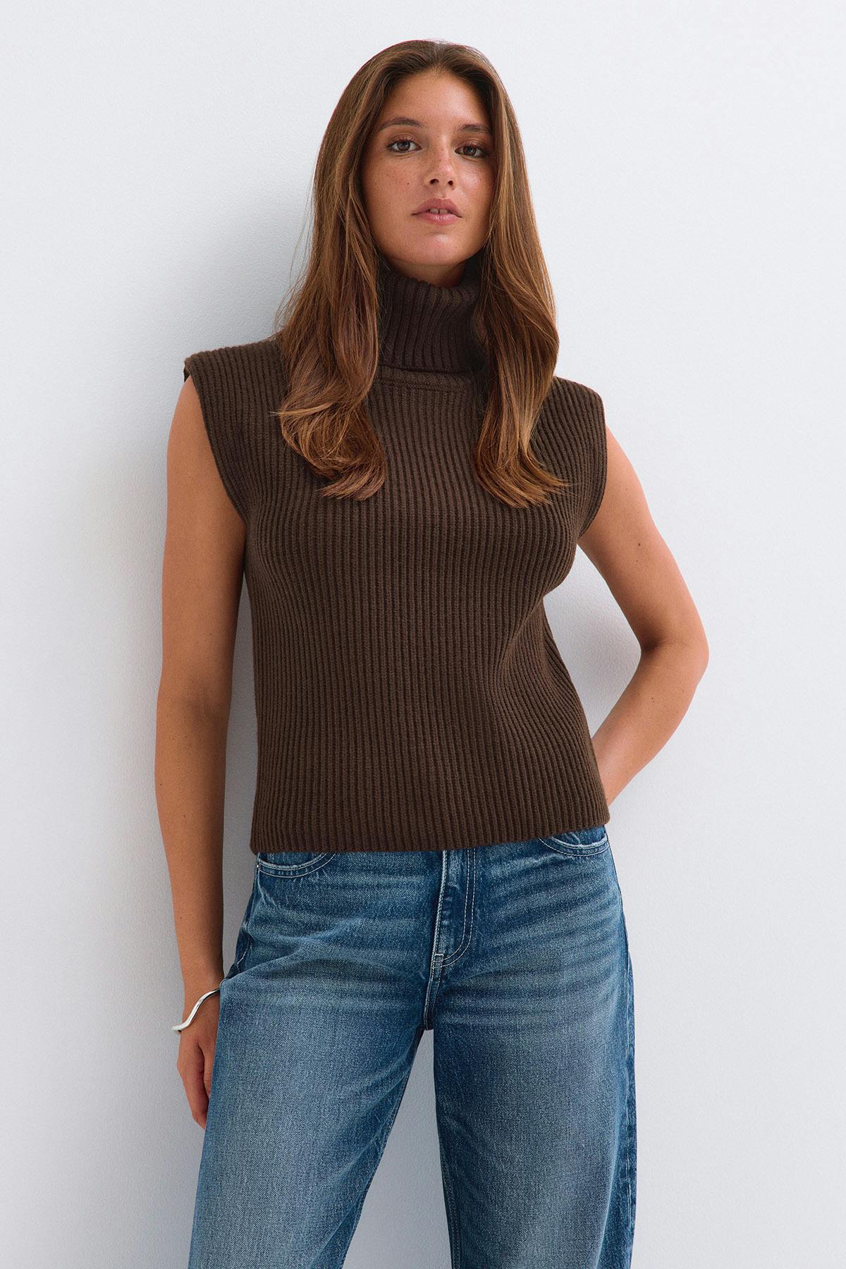 Chunky turtleneck knitted vest - Brown